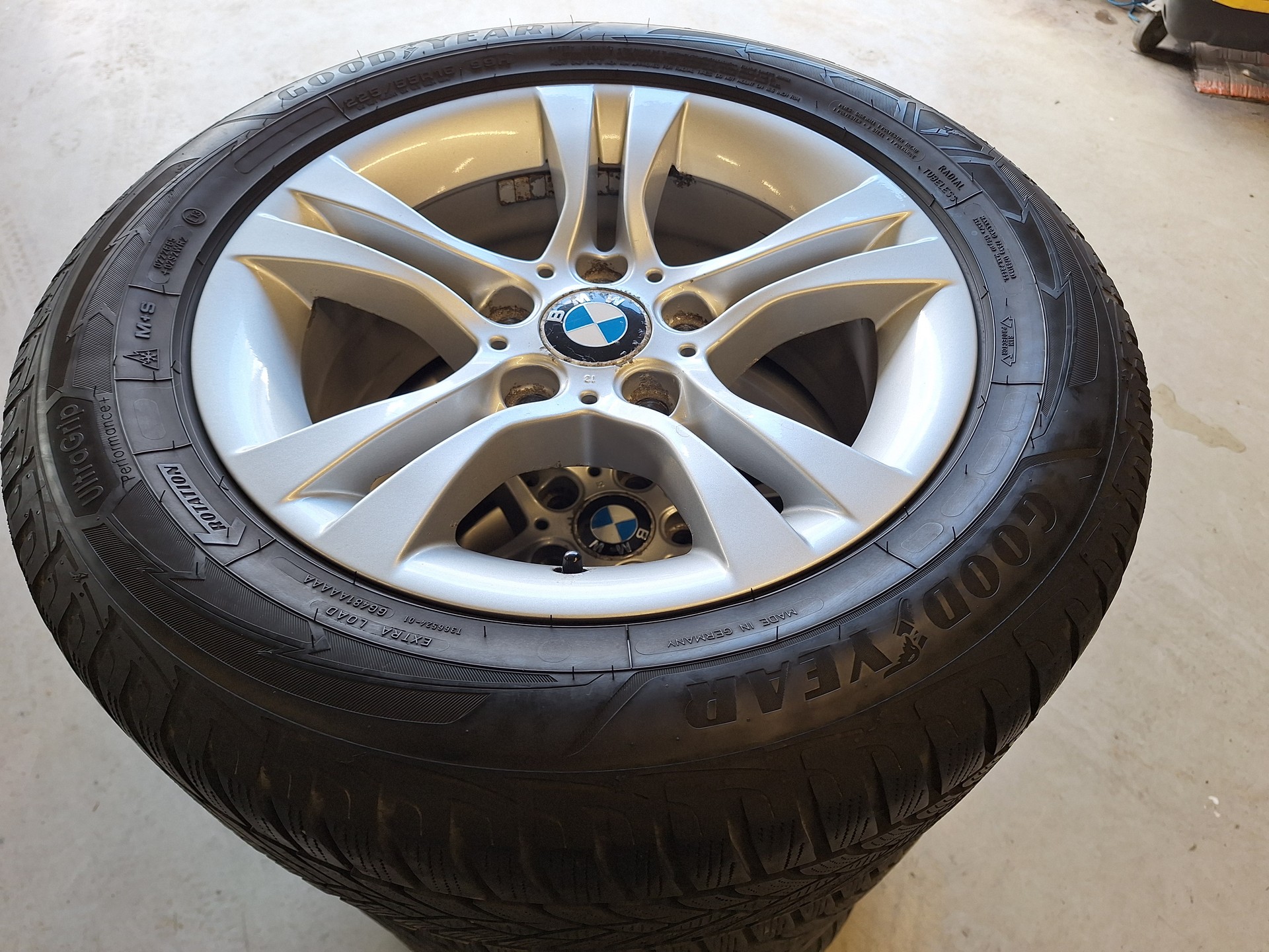 BMW 320i-image-10