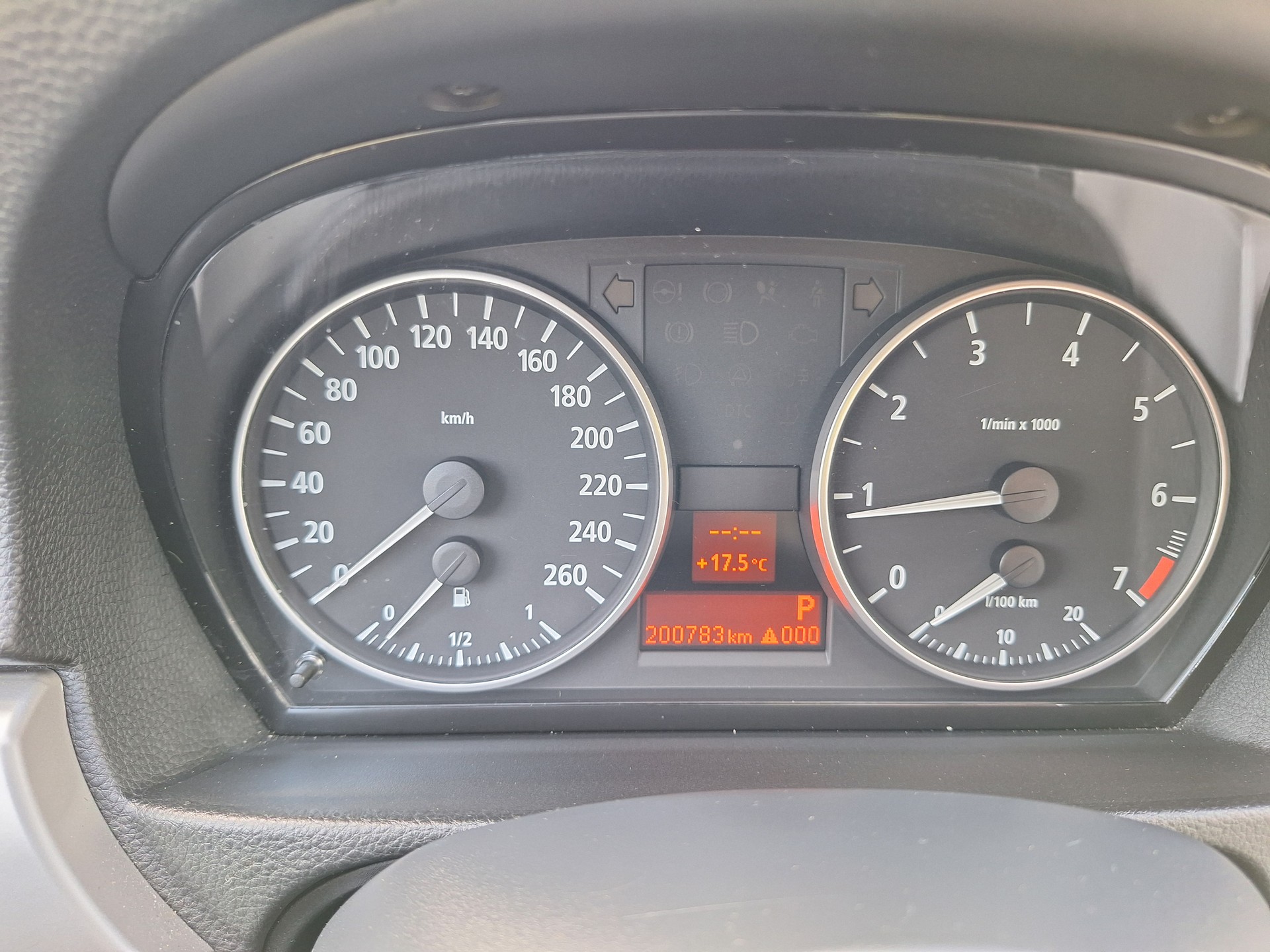 BMW 320i-image-9