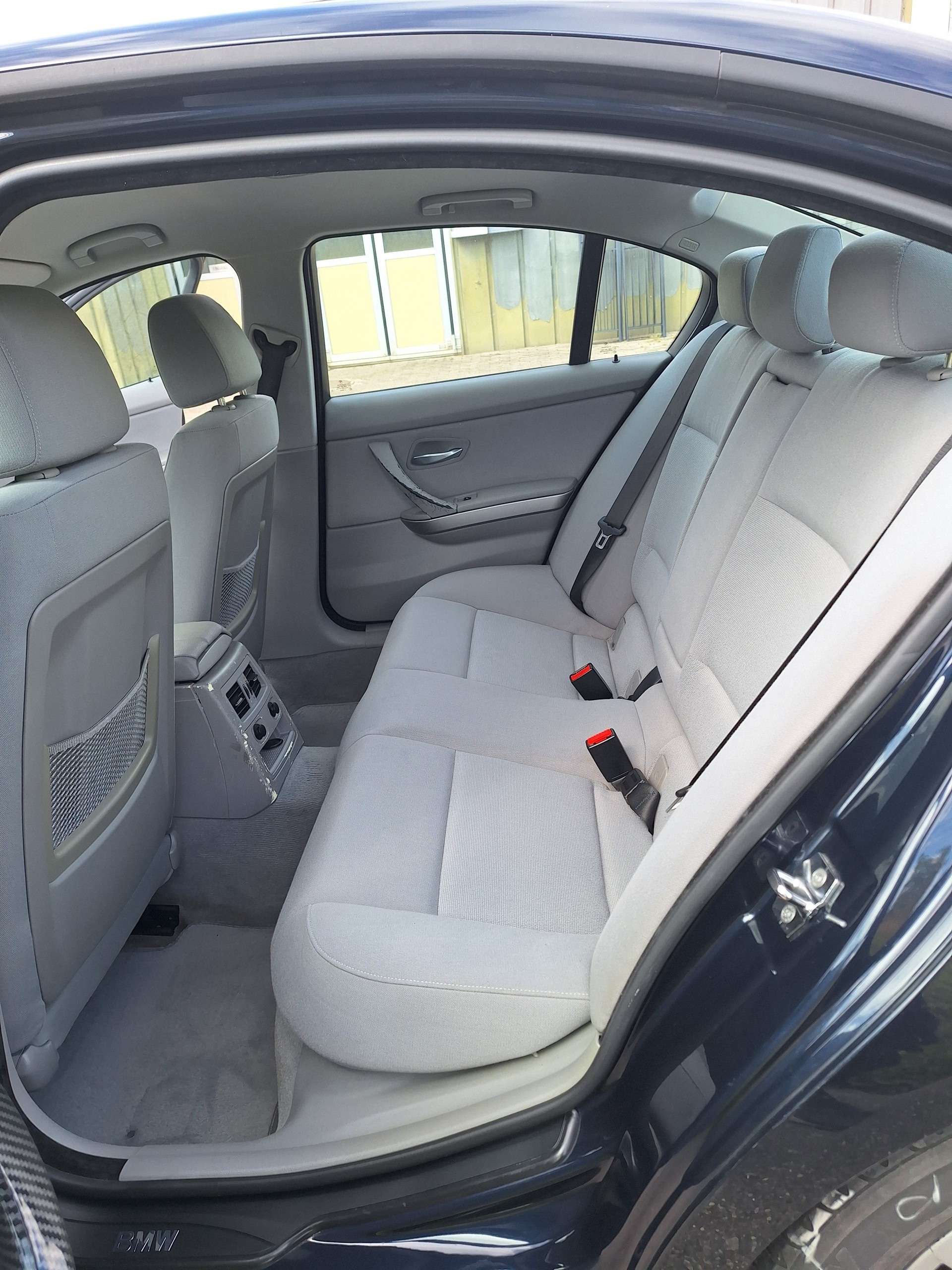 BMW 320i-image-7