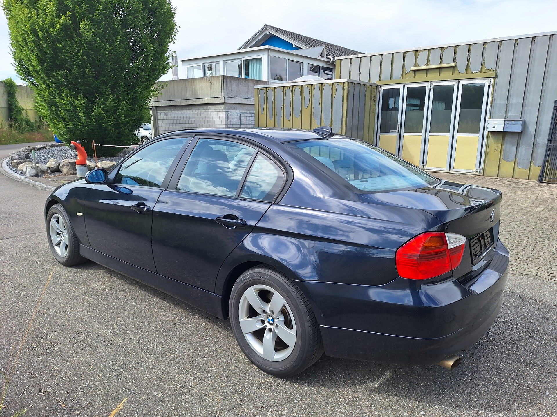 BMW 320i-image-3
