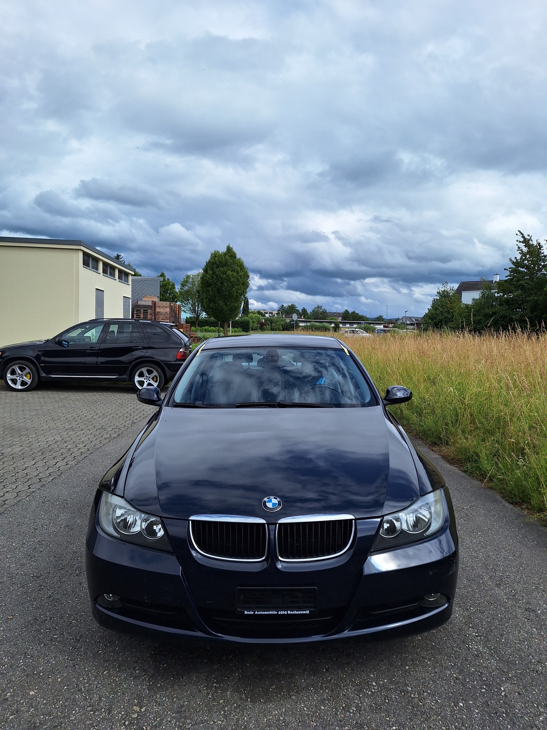 BMW 320i-image-2