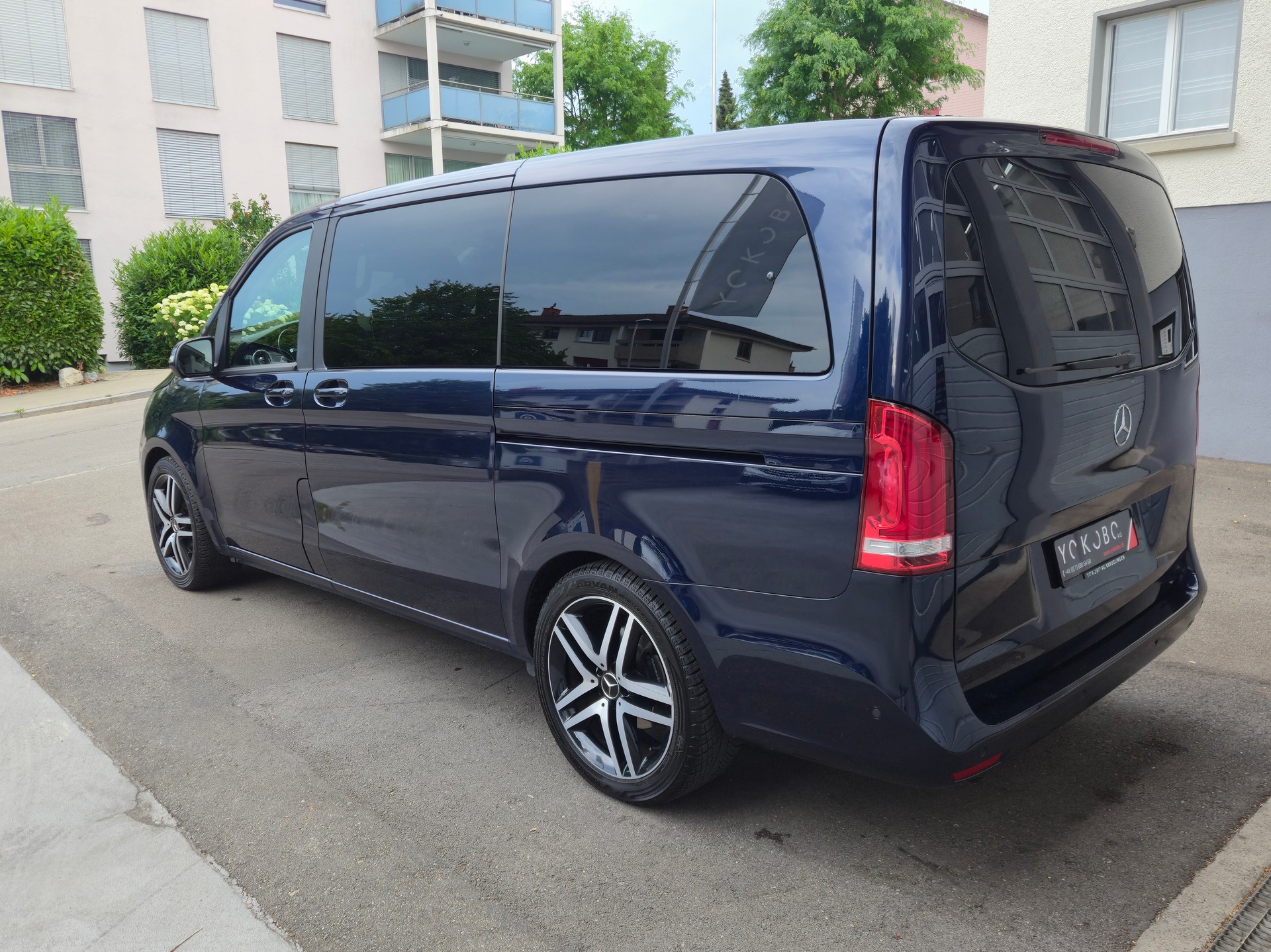 MERCEDES-BENZ V 220 d lang 7G-Tronic-image-2