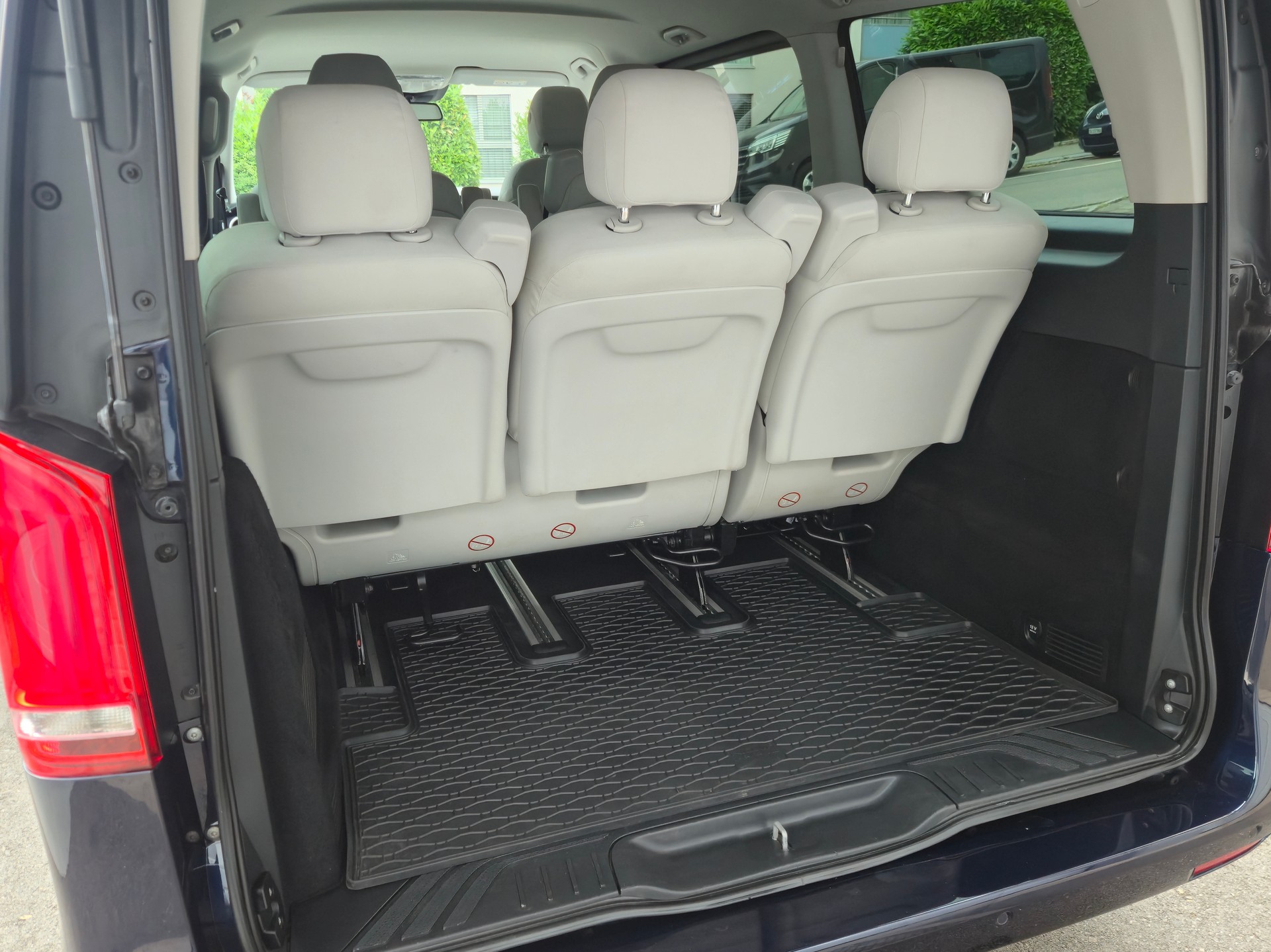 MERCEDES-BENZ V 220 d lang 7G-Tronic-image-12