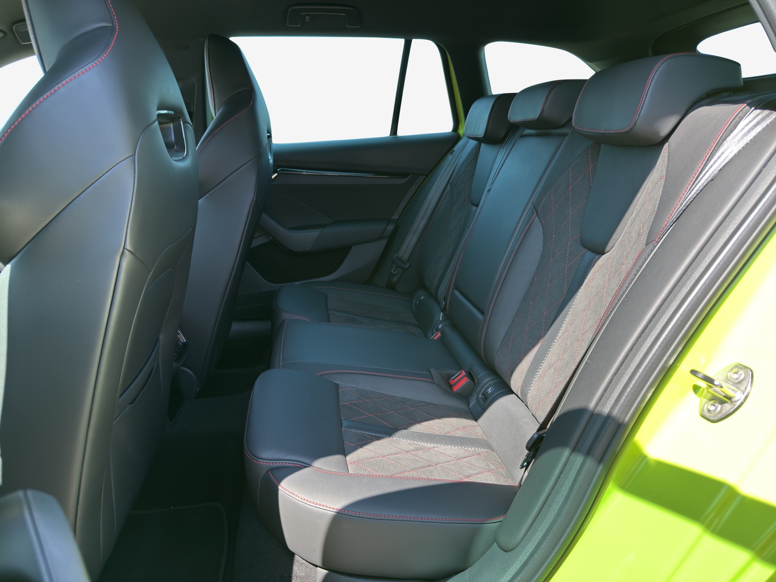 SKODA Octavia Combi 2.0 TSI DSG RS-image-11