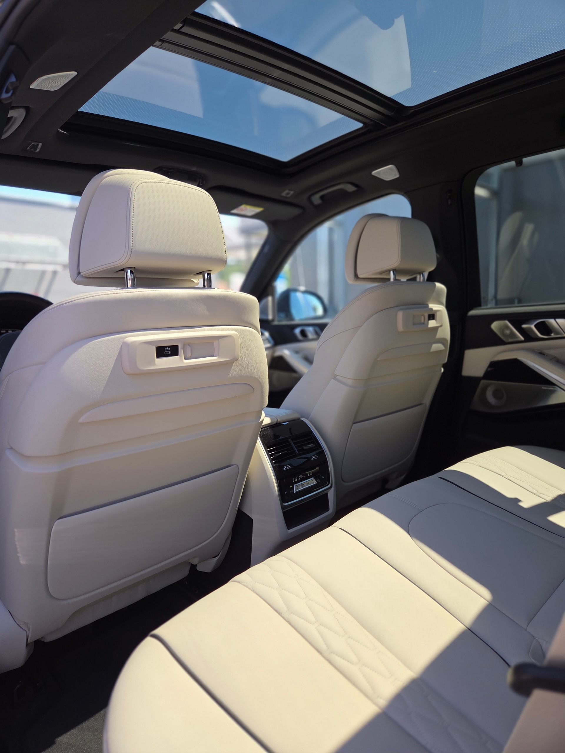 BMW X5 xDrive M50i Steptronic-image-9