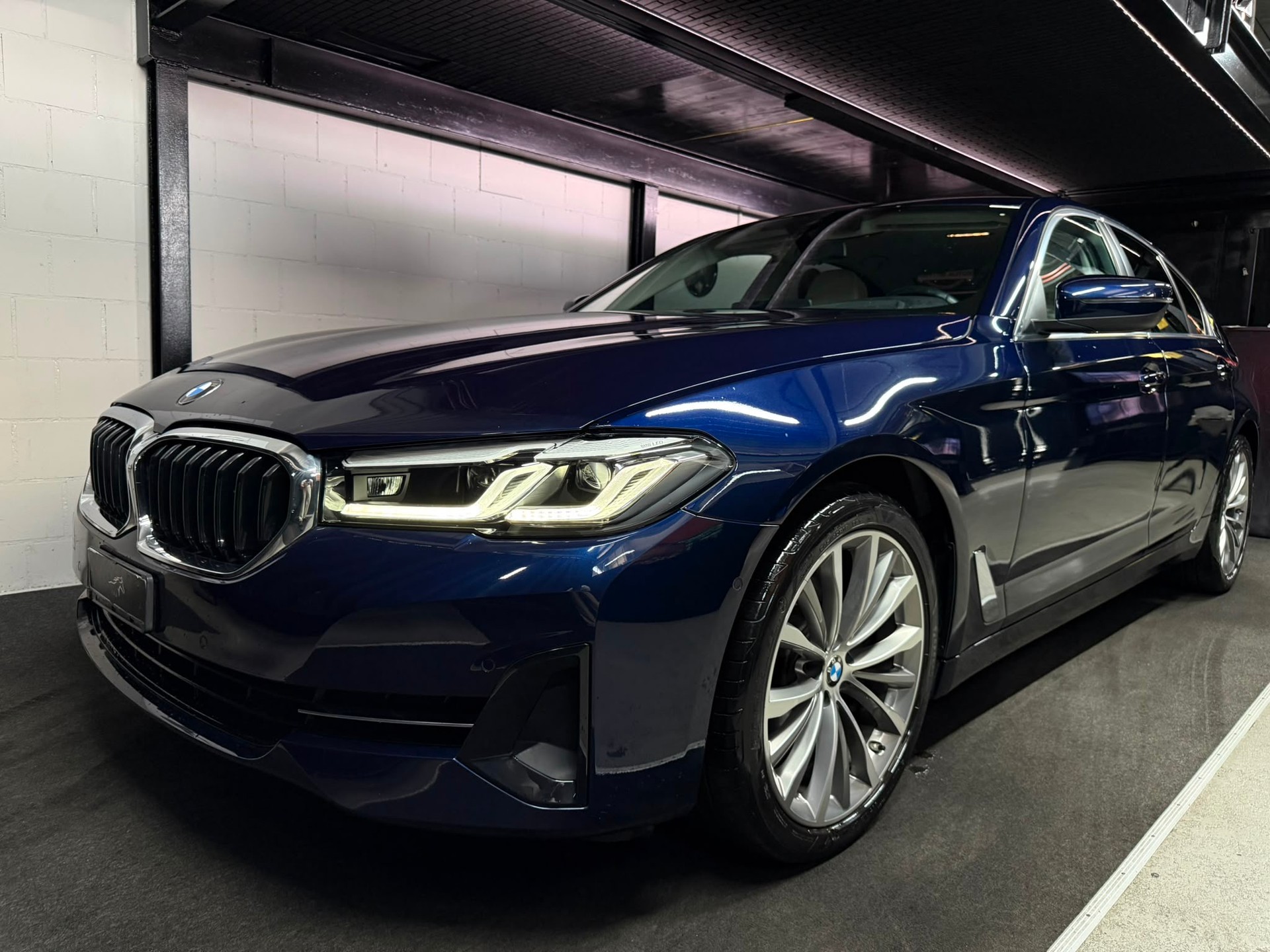 BMW 520d xDrive 48V Steptronic-image-1