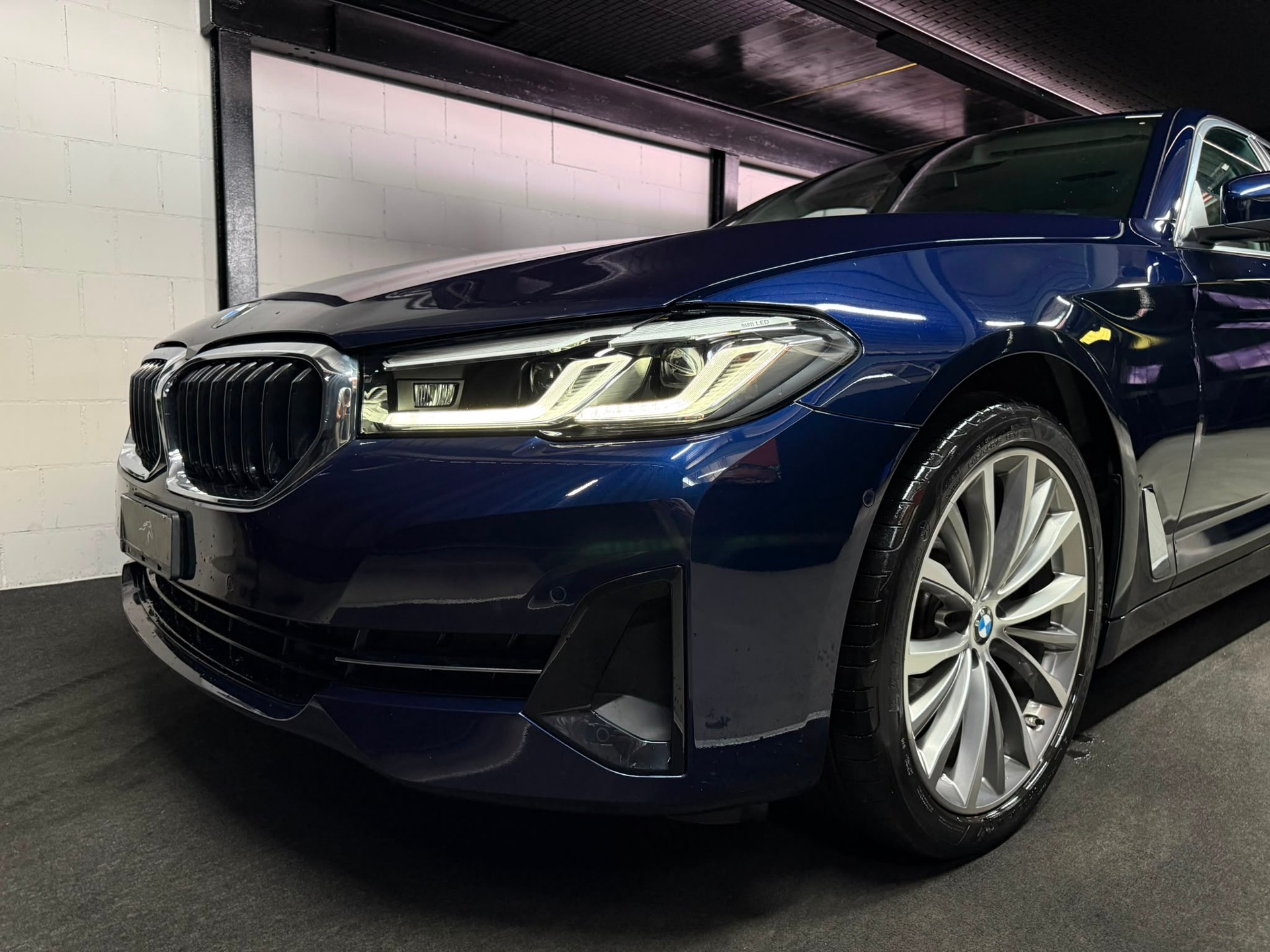 BMW 520d xDrive 48V Steptronic-image-2