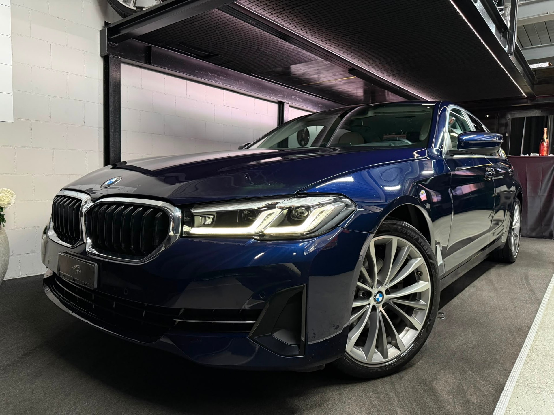 BMW 520d xDrive 48V Steptronic-image-11