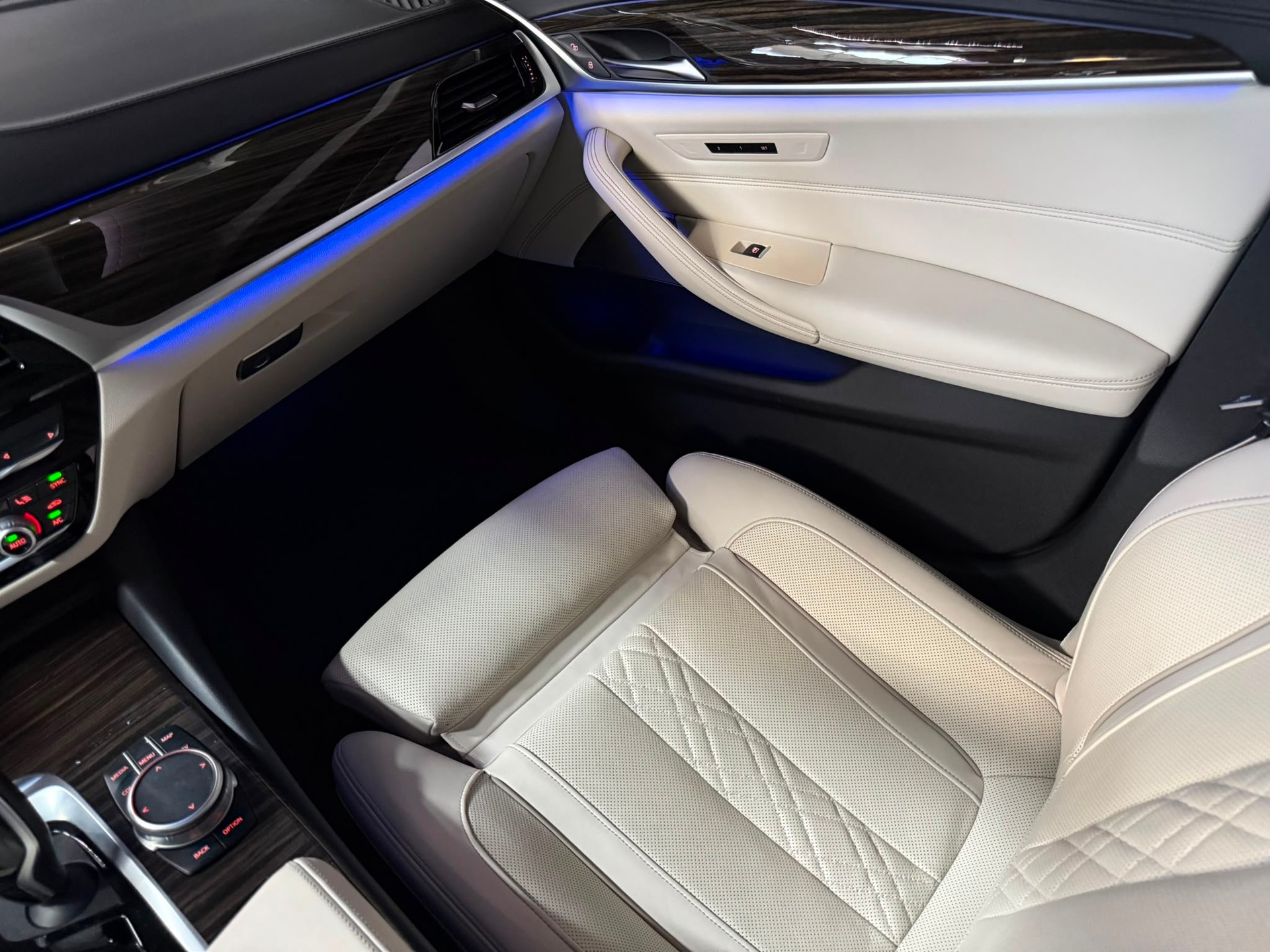 BMW 520d xDrive 48V Steptronic-image-18