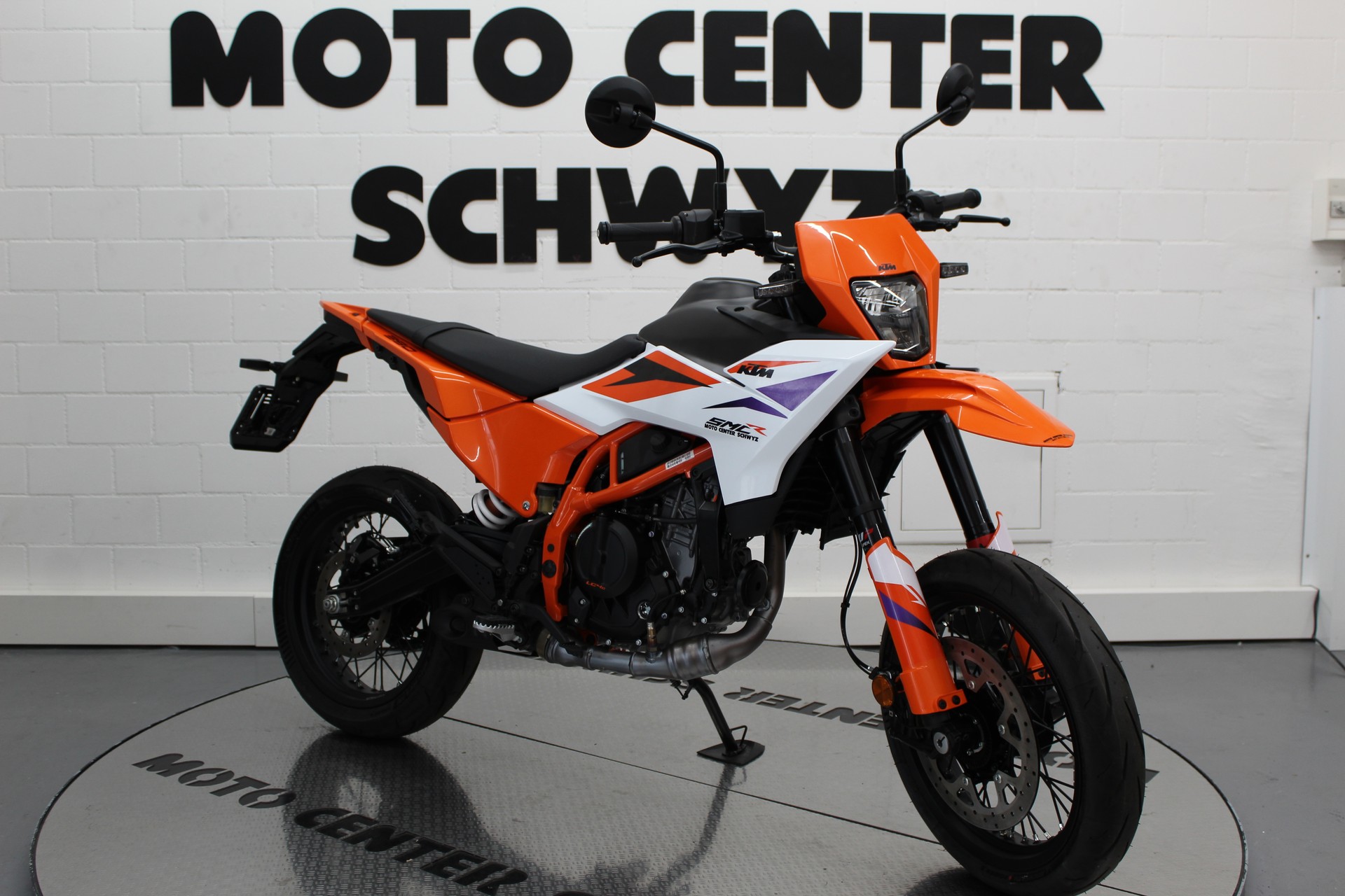 KTM 390 SMC R-showroom-element-1