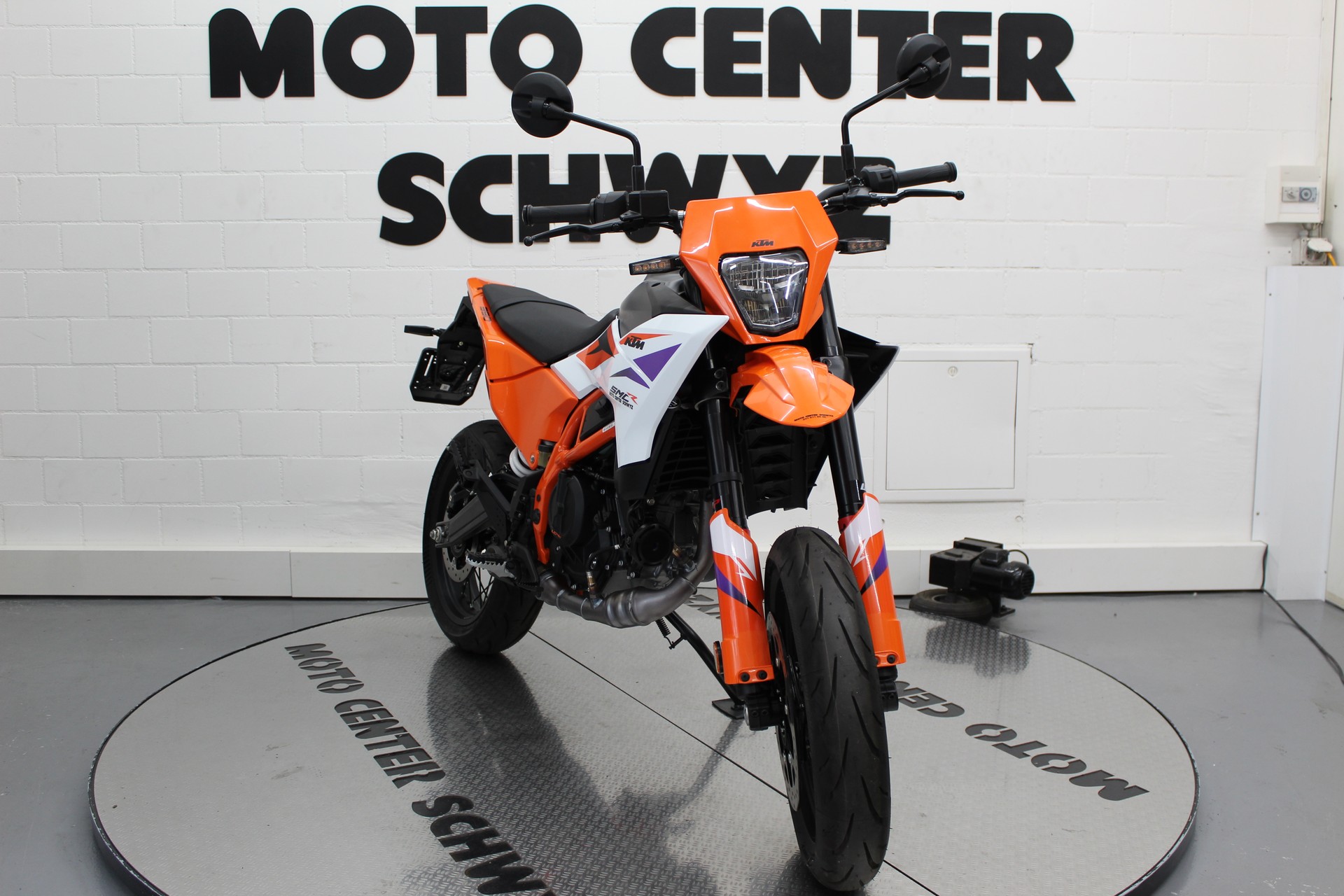 KTM 390 SMC R-showroom-element-2