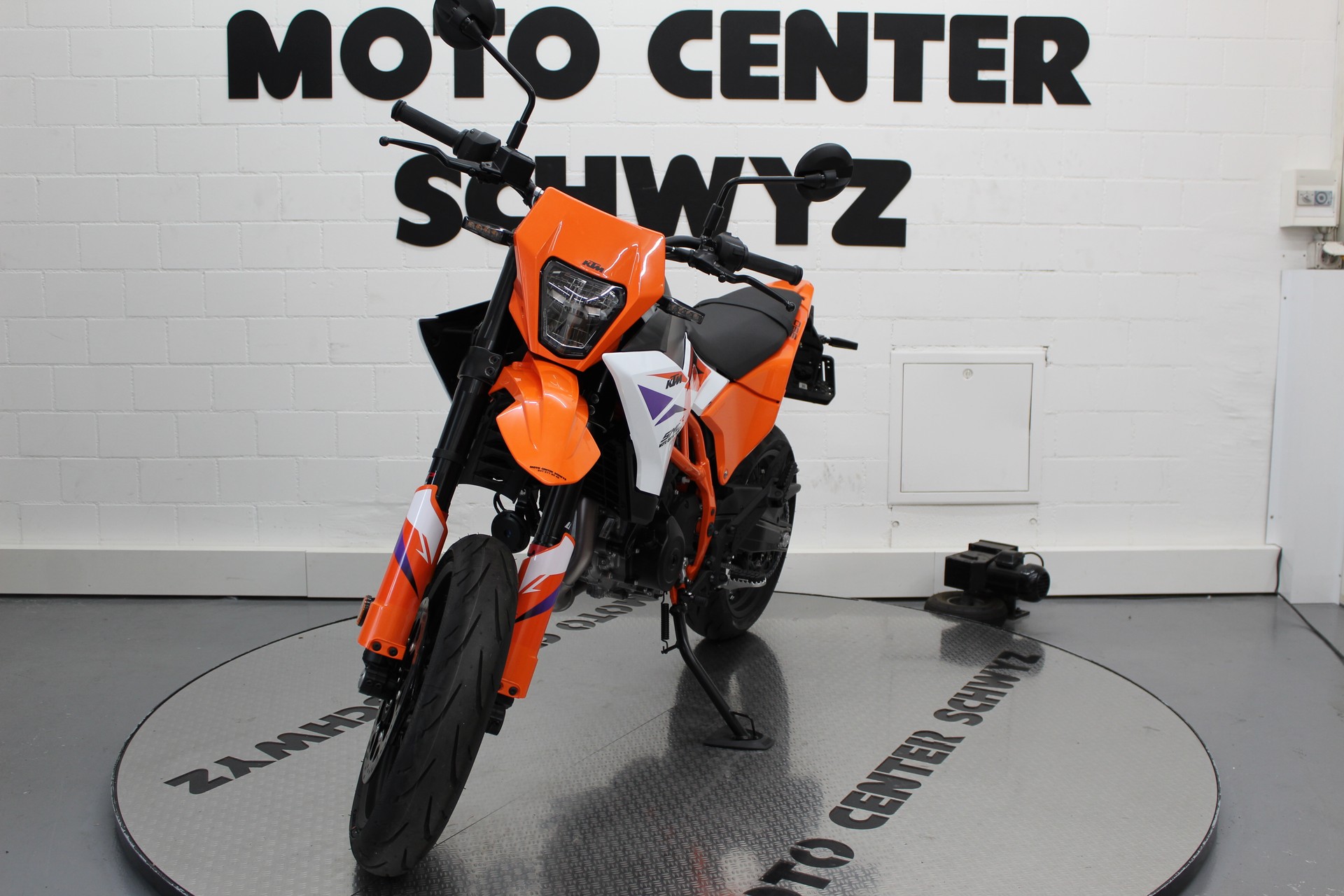 KTM 390 SMC R-showroom-element-3