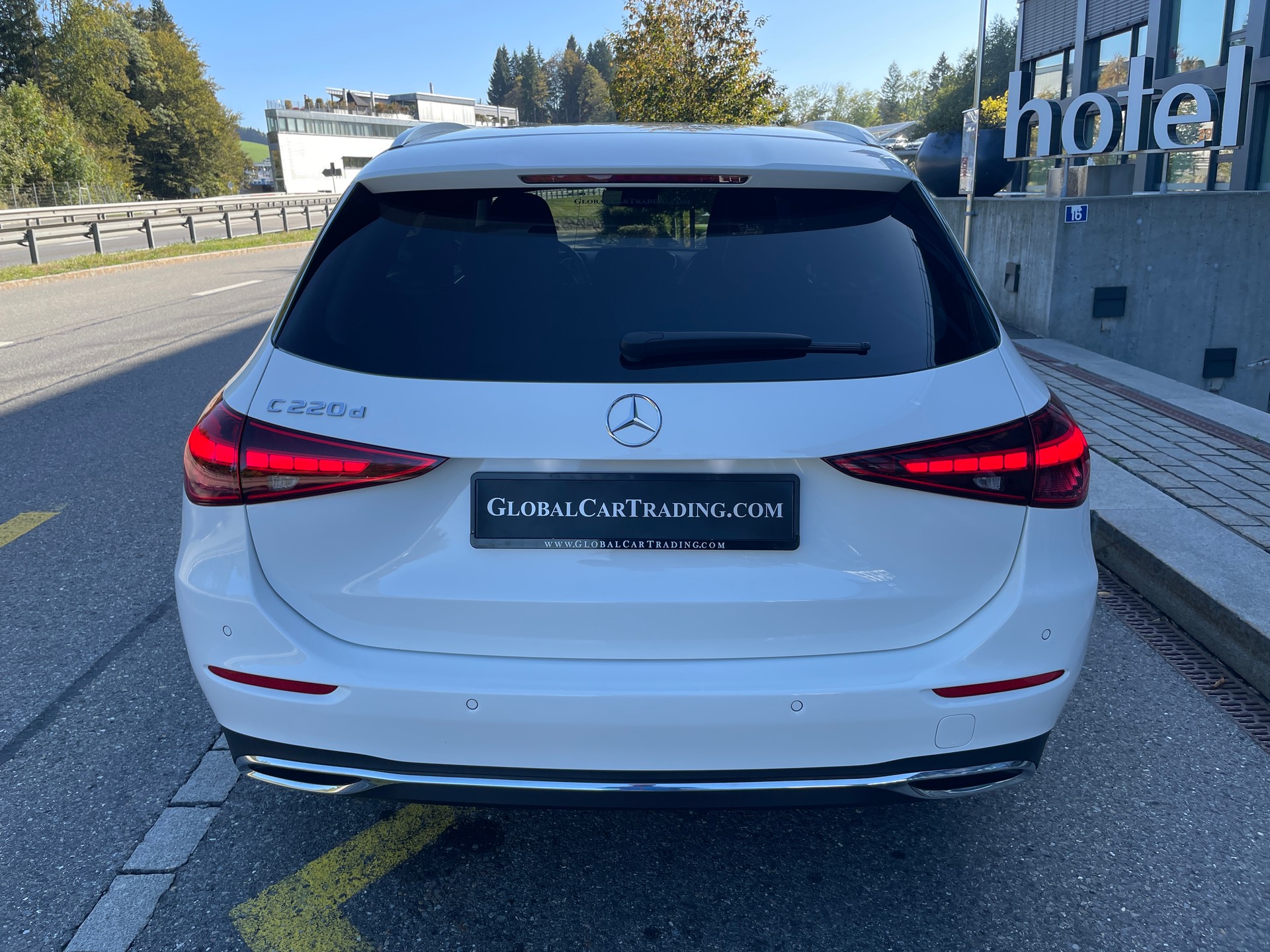 MERCEDES-BENZ C 220 d T Avantgarde-image-5