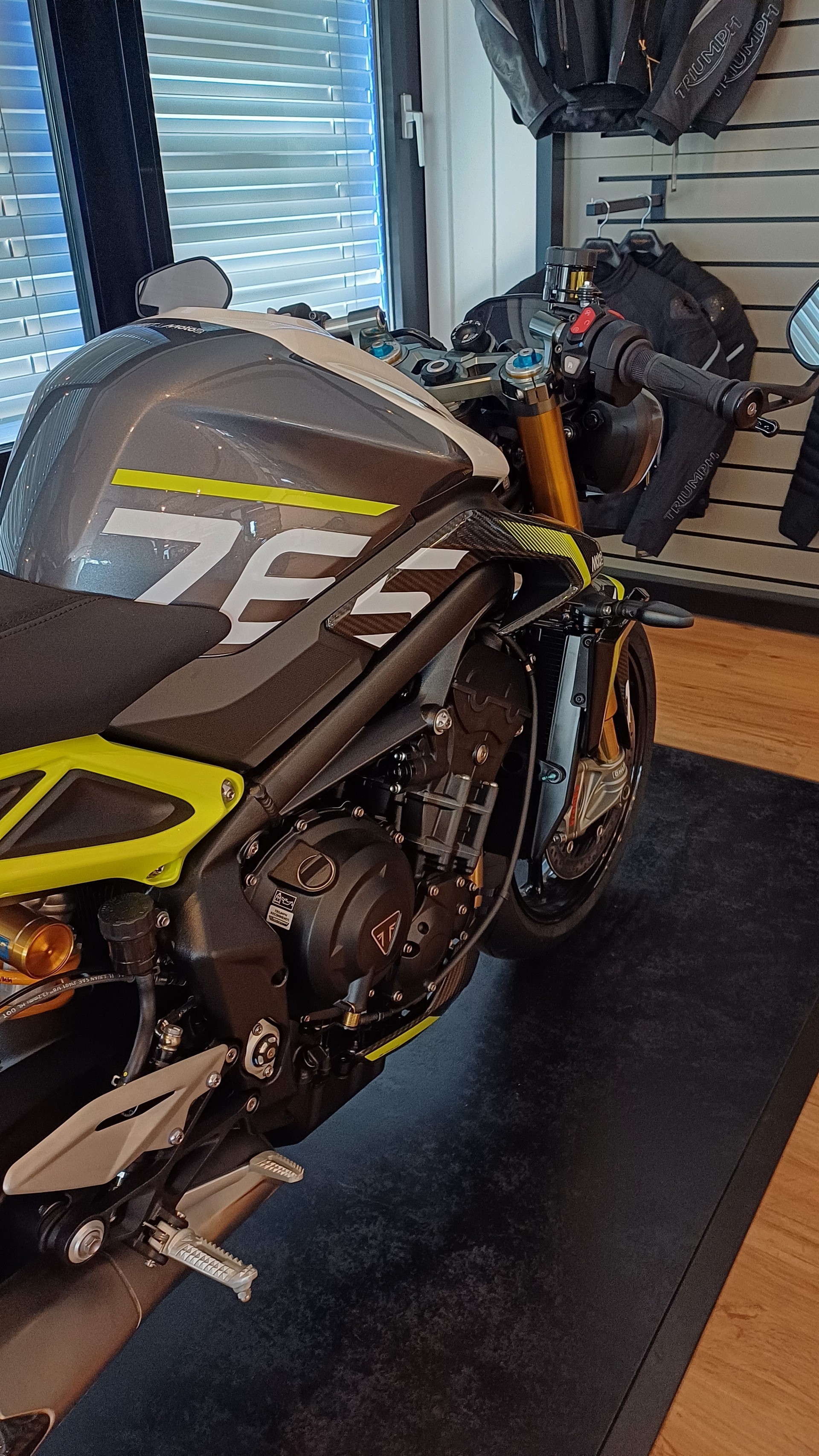 TRIUMPH Éditions exclusive Street Triple Moto2TM-image-4