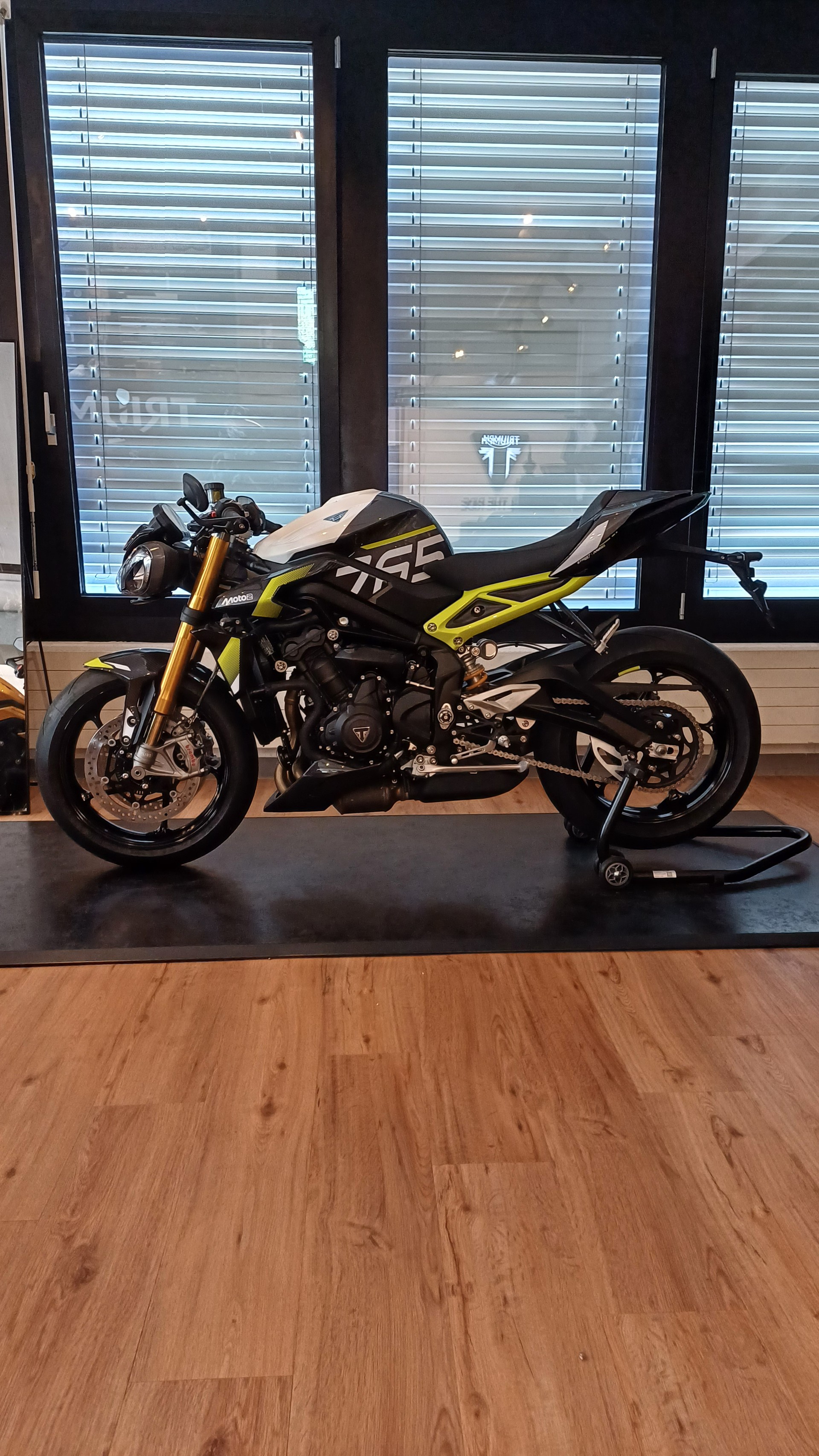 TRIUMPH Éditions exclusive Street Triple Moto2TM-image-1