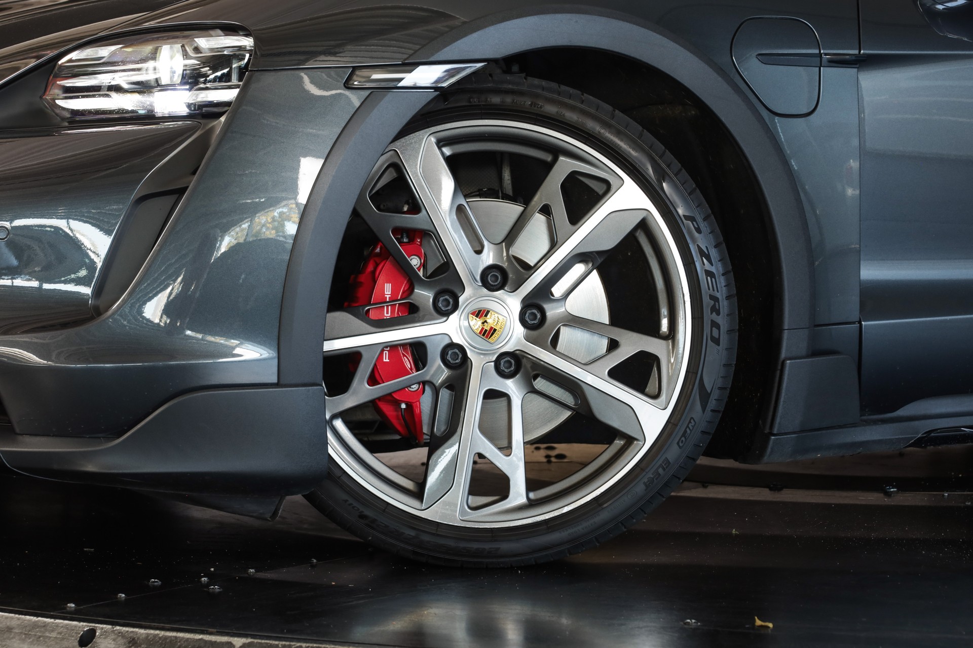 PORSCHE Taycan 4S Cross Turismo-image-6