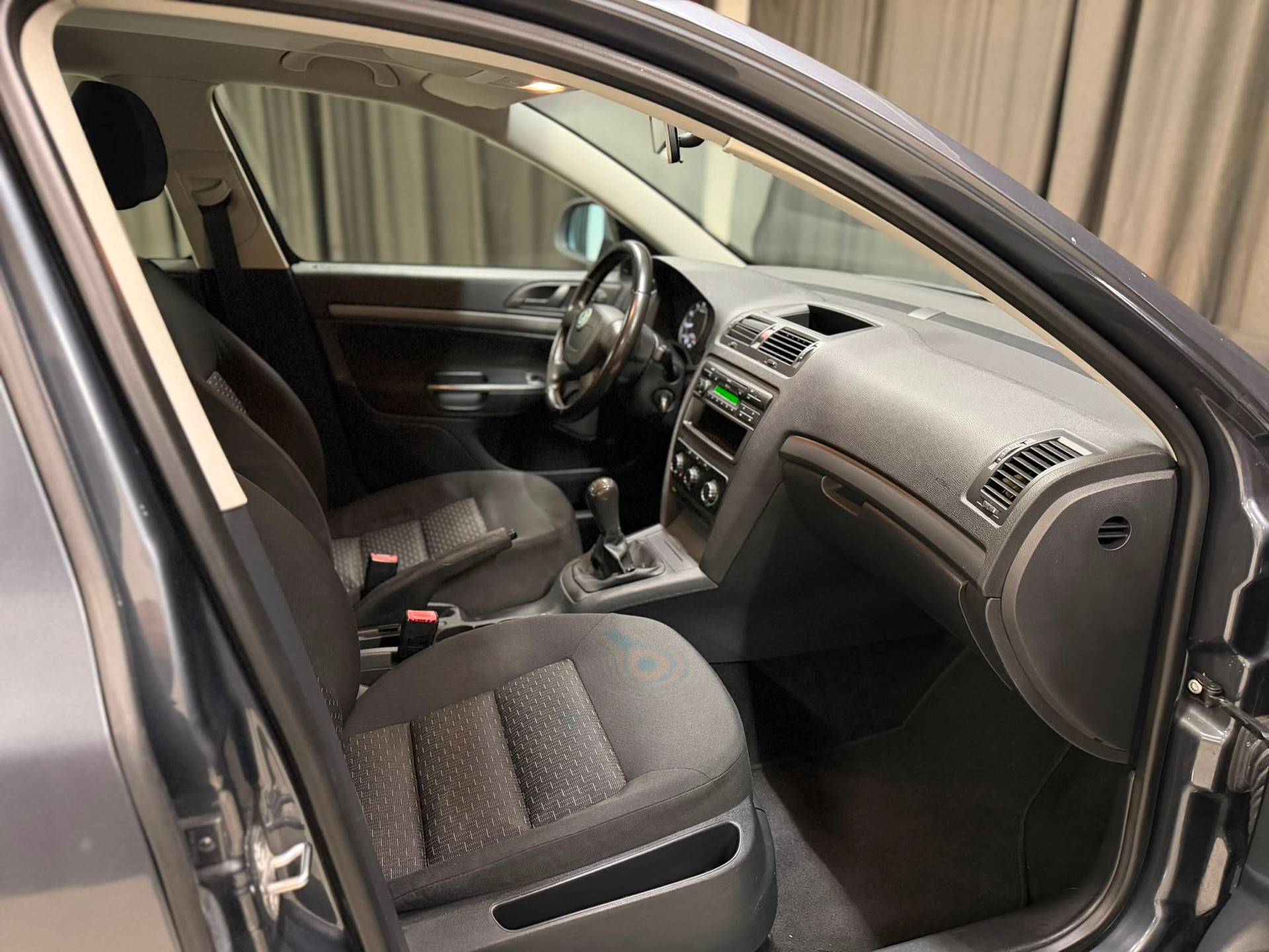 SKODA Octavia Combi 1.4 TSI Family-image-9