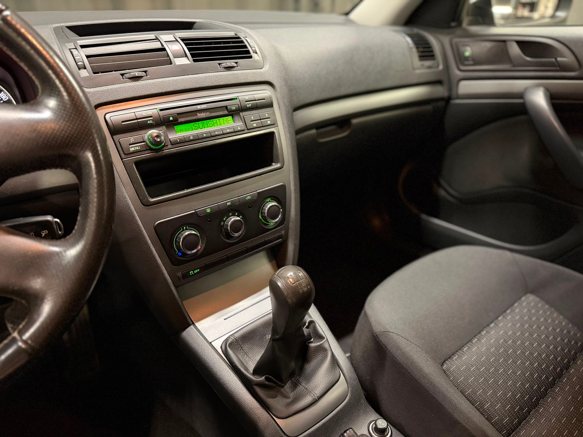 SKODA Octavia Combi 1.4 TSI Family-image-7