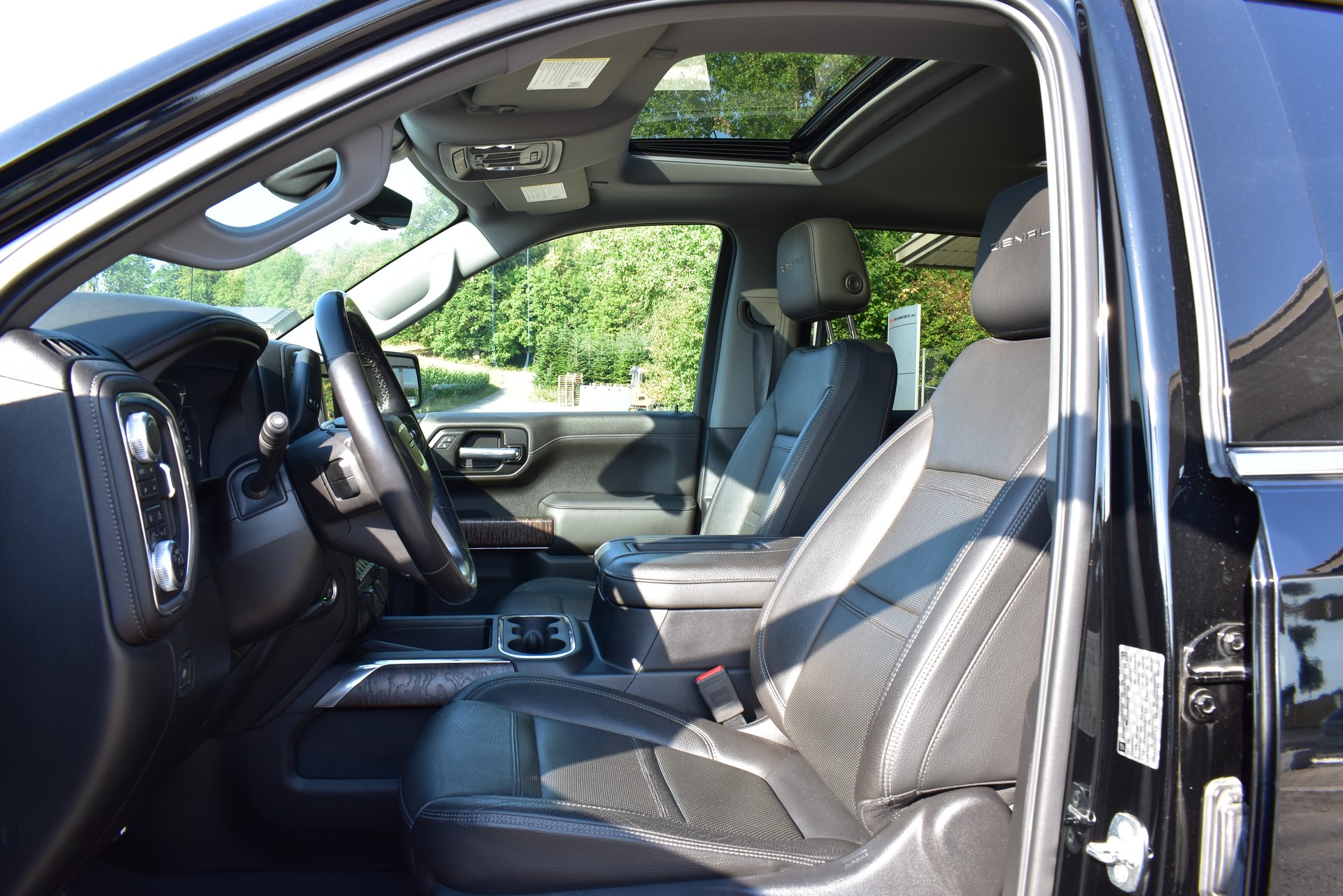 GMC Sierra Denali-image-10