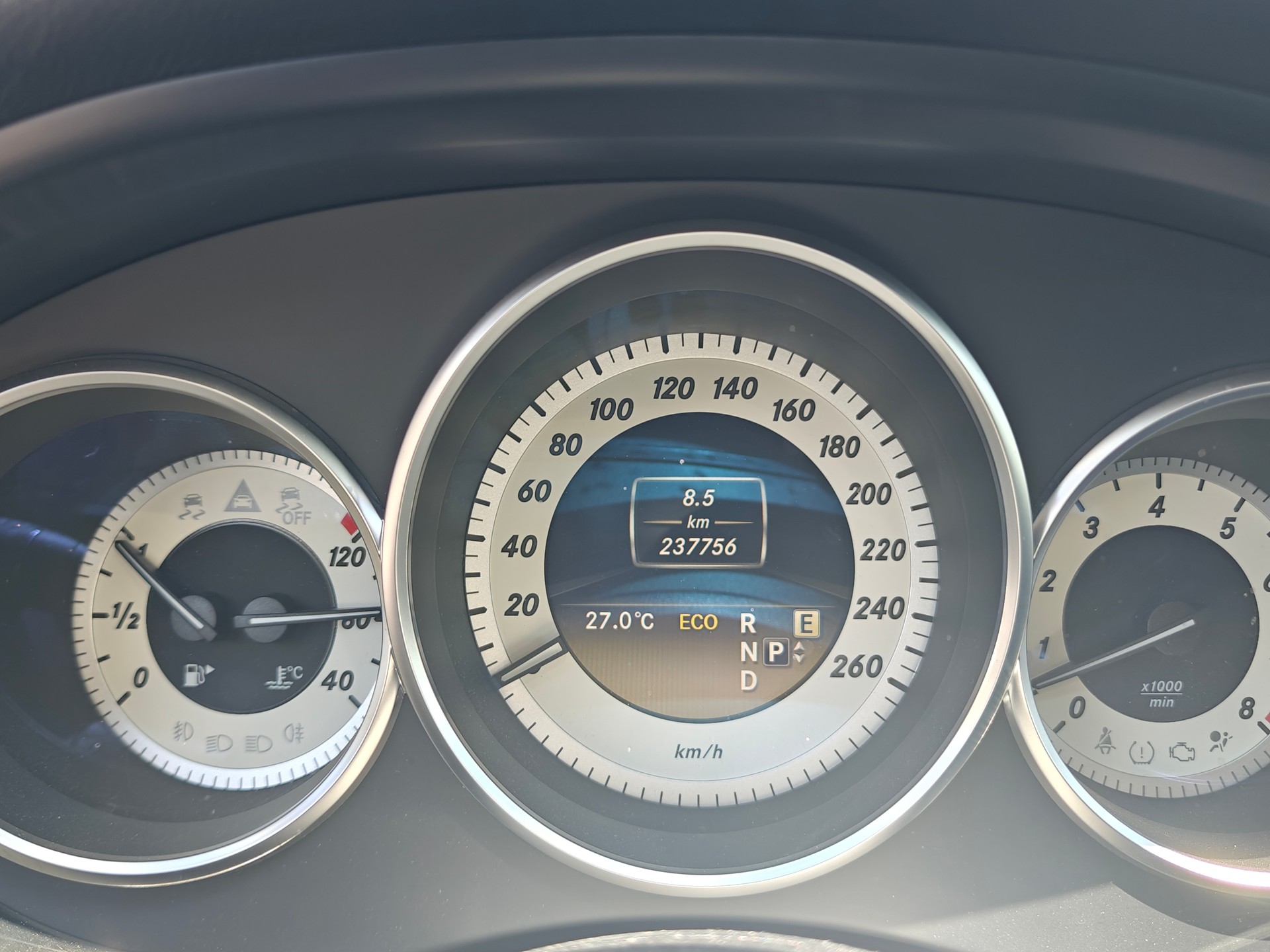 MERCEDES-BENZ CLS 500 V8 BlueEF 4matic-image-9