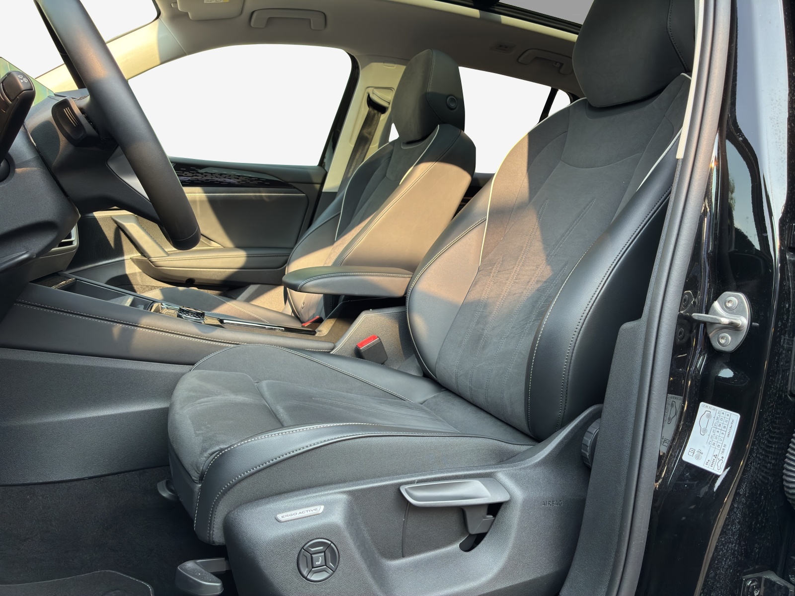 VW Tiguan 2.0 TSI DSG Elegance 4Motion-image-7