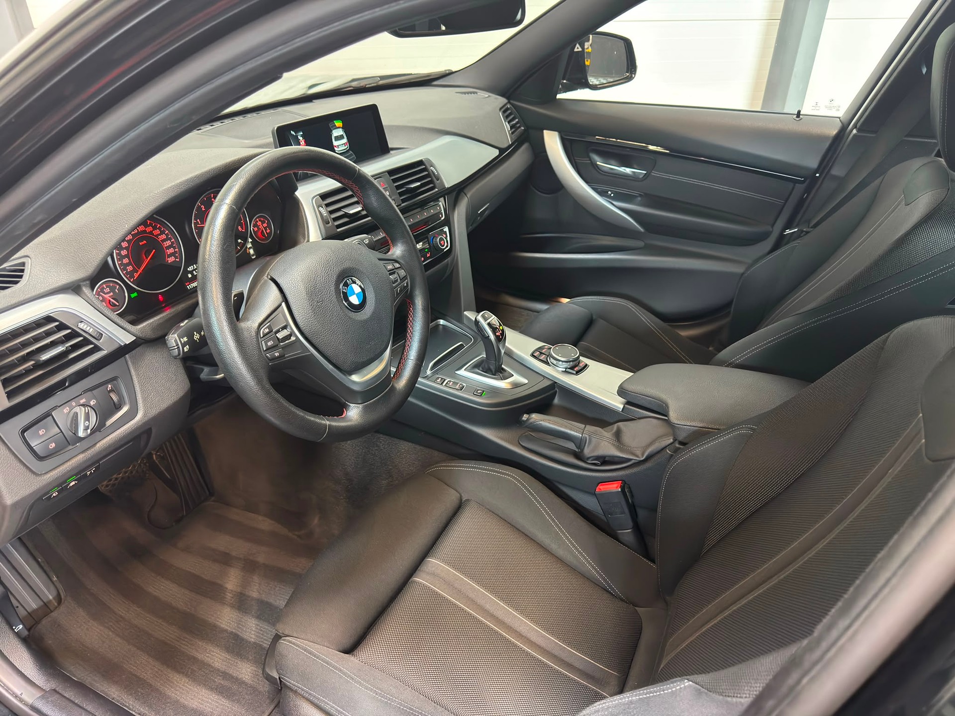 BMW 320d xDrive SAG Sportline-image-9