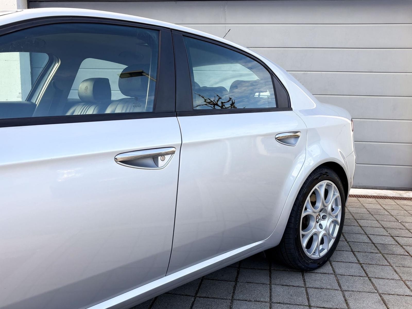 ALFA ROMEO 3.2 JTS V6 Q4 Distinctive-image-2