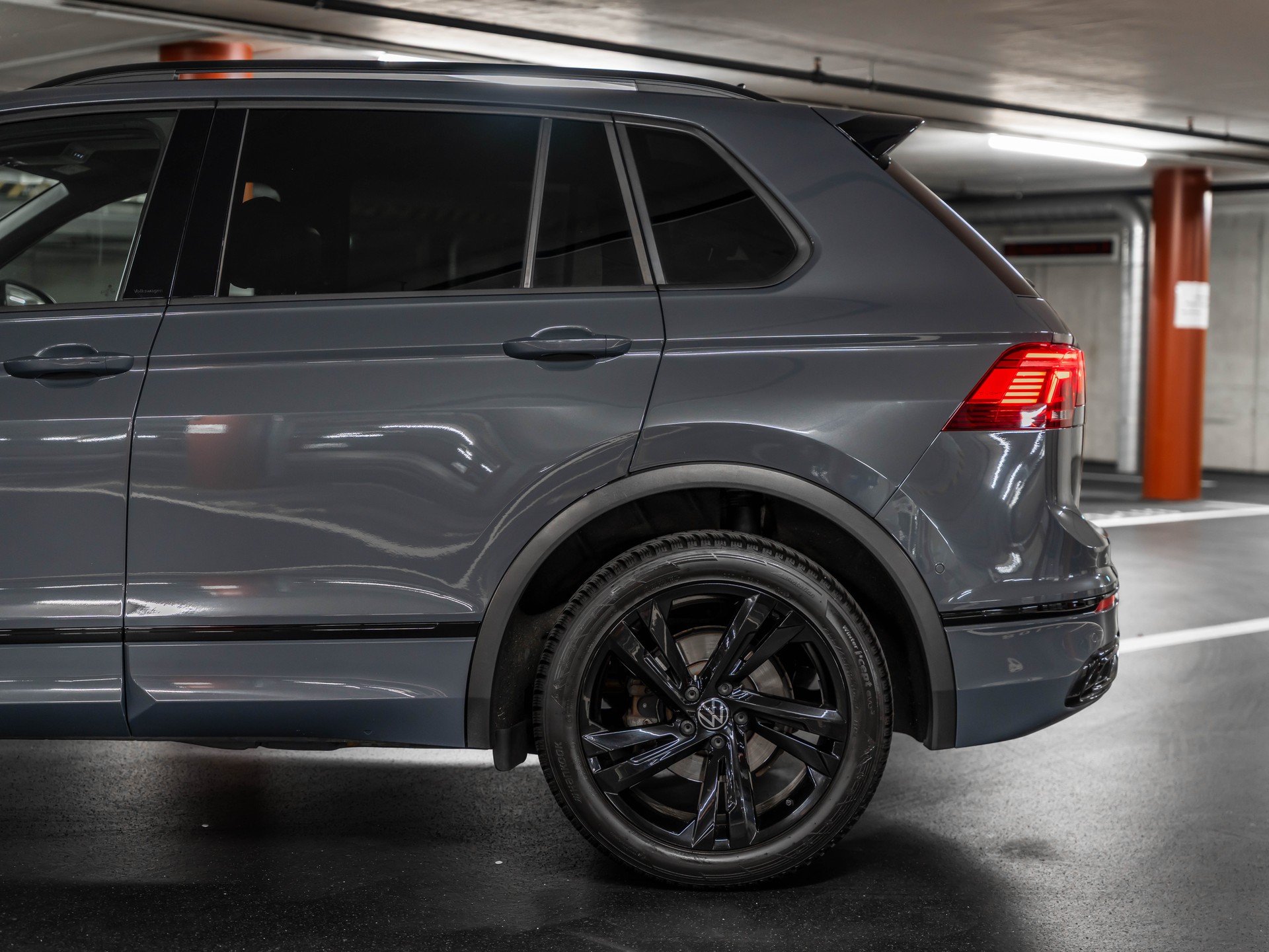 VW Tiguan 2.0 TDI SCR R-Line 4Motion DSG-image-3