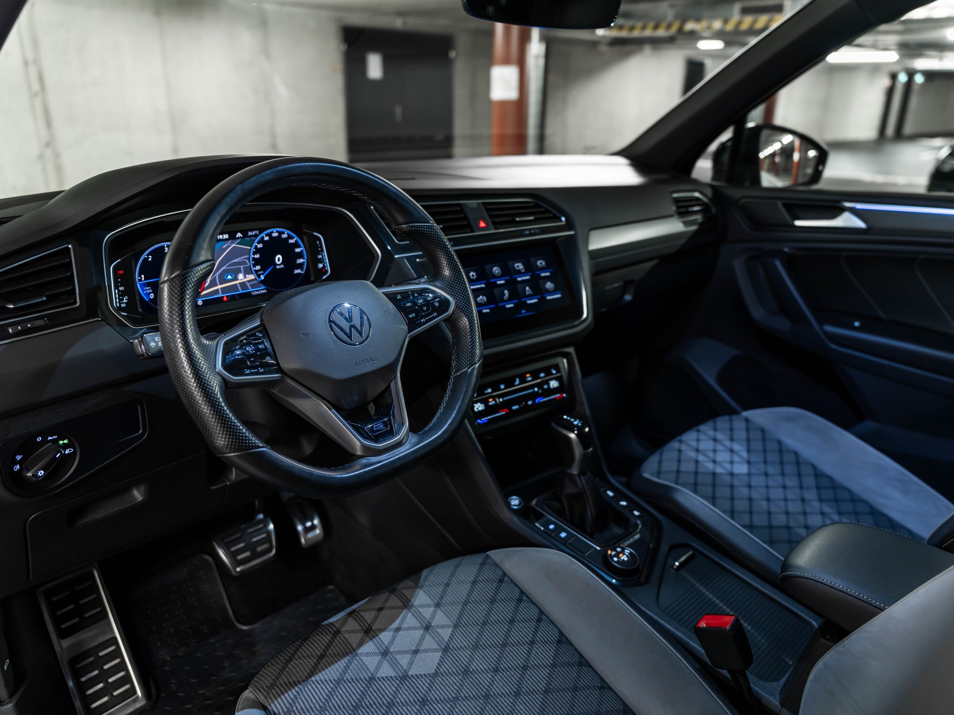 VW Tiguan 2.0 TDI SCR R-Line 4Motion DSG-image-24