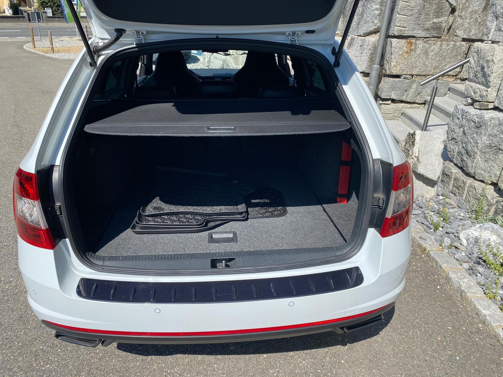 SKODA Octavia Combi 2.0 TSI RS DSG-image-11