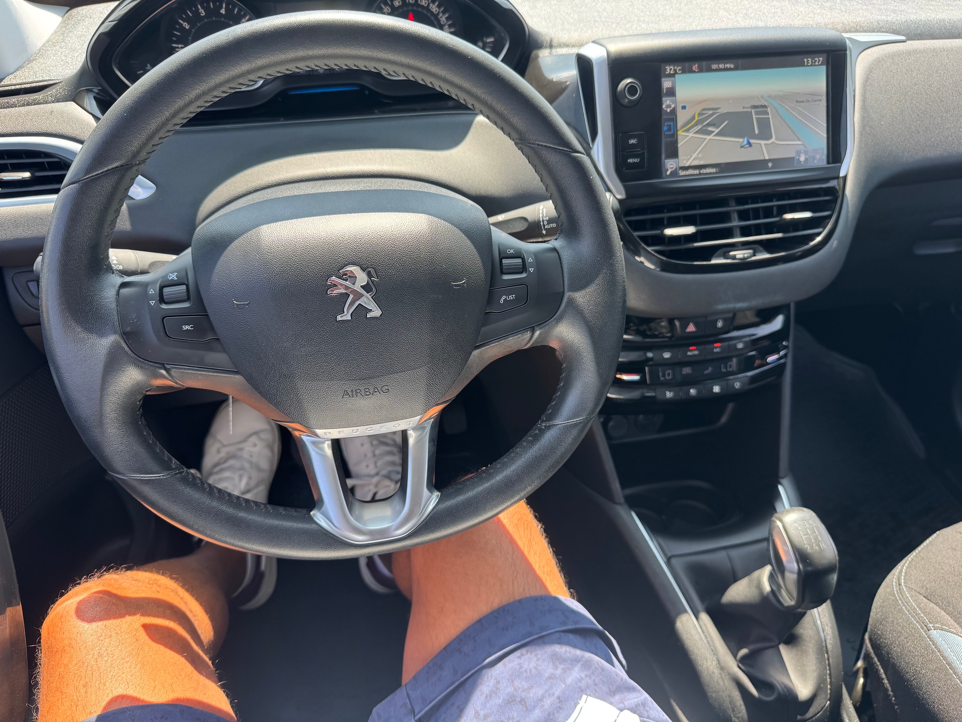 PEUGEOT 208 1.2 THP Allure-image-25