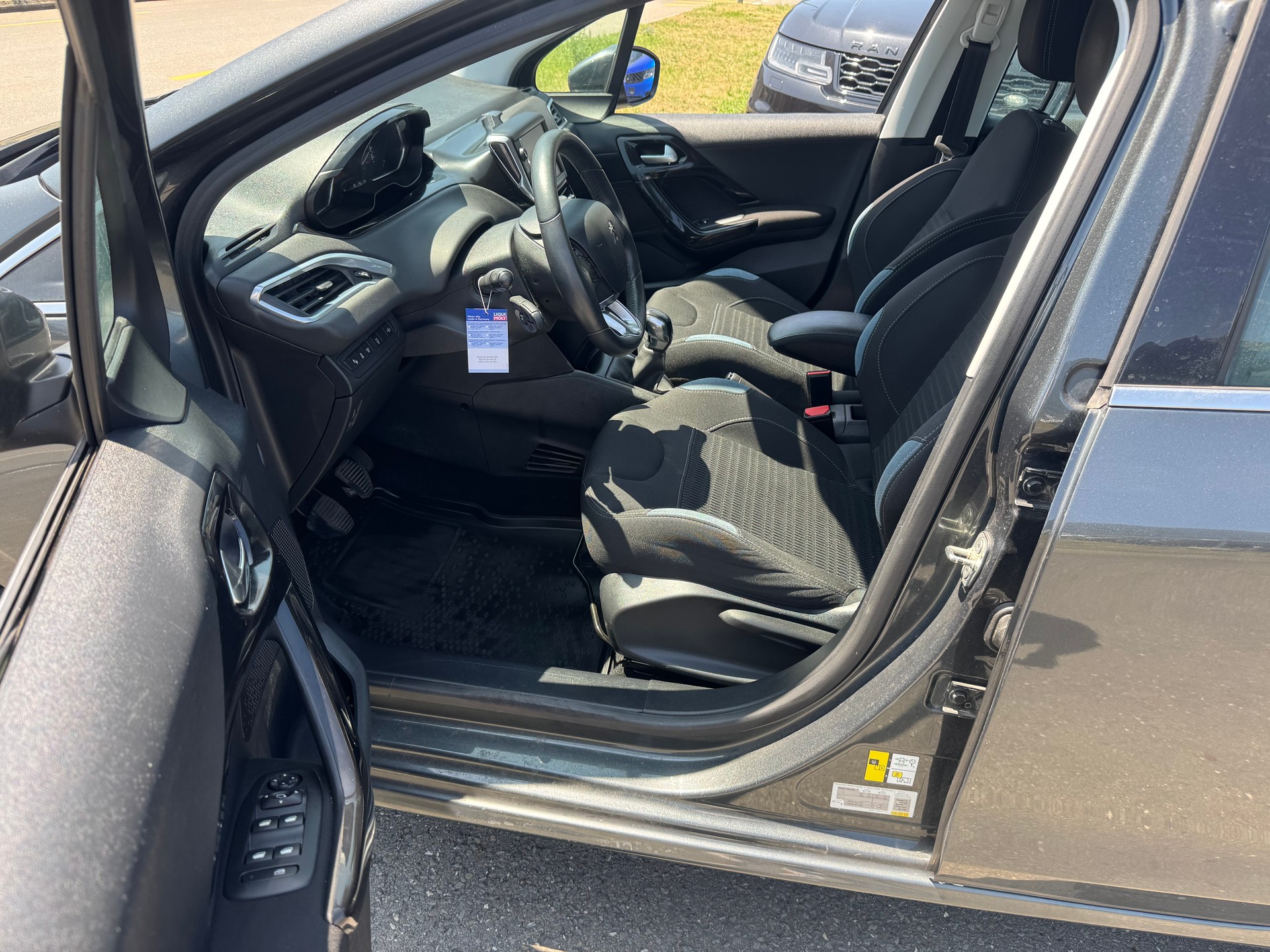 PEUGEOT 208 1.2 THP Allure-image-11