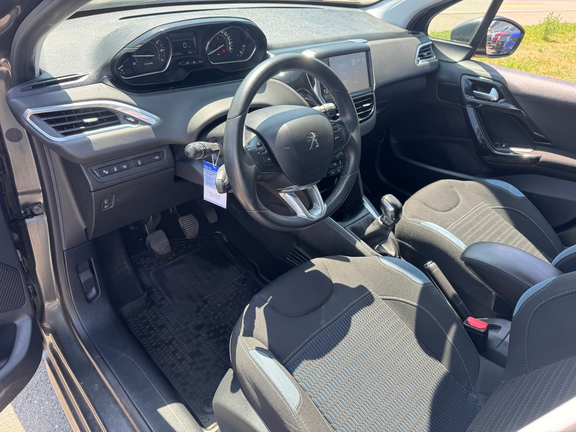 PEUGEOT 208 1.2 THP Allure-image-13