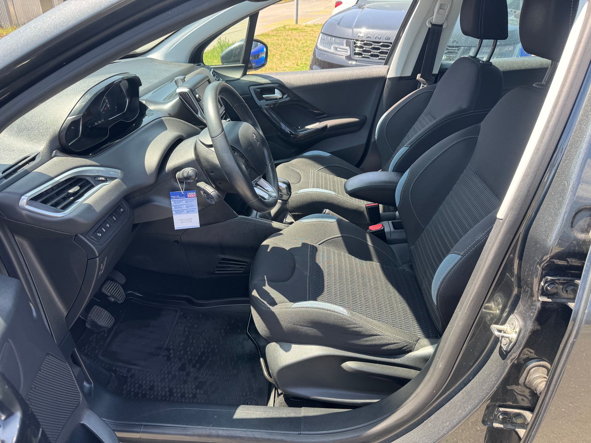 PEUGEOT 208 1.2 THP Allure-image-14