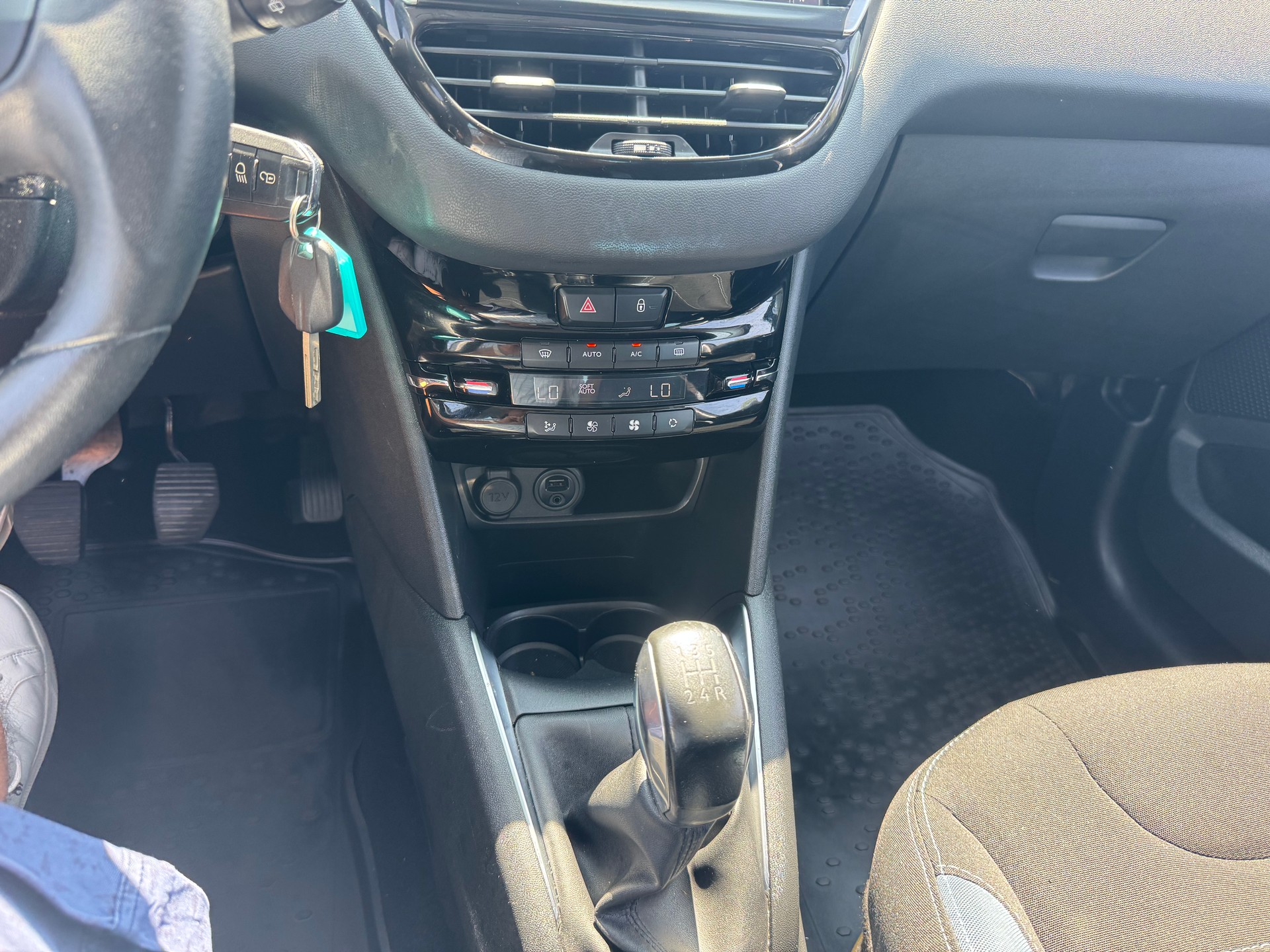 PEUGEOT 208 1.2 THP Allure-image-22