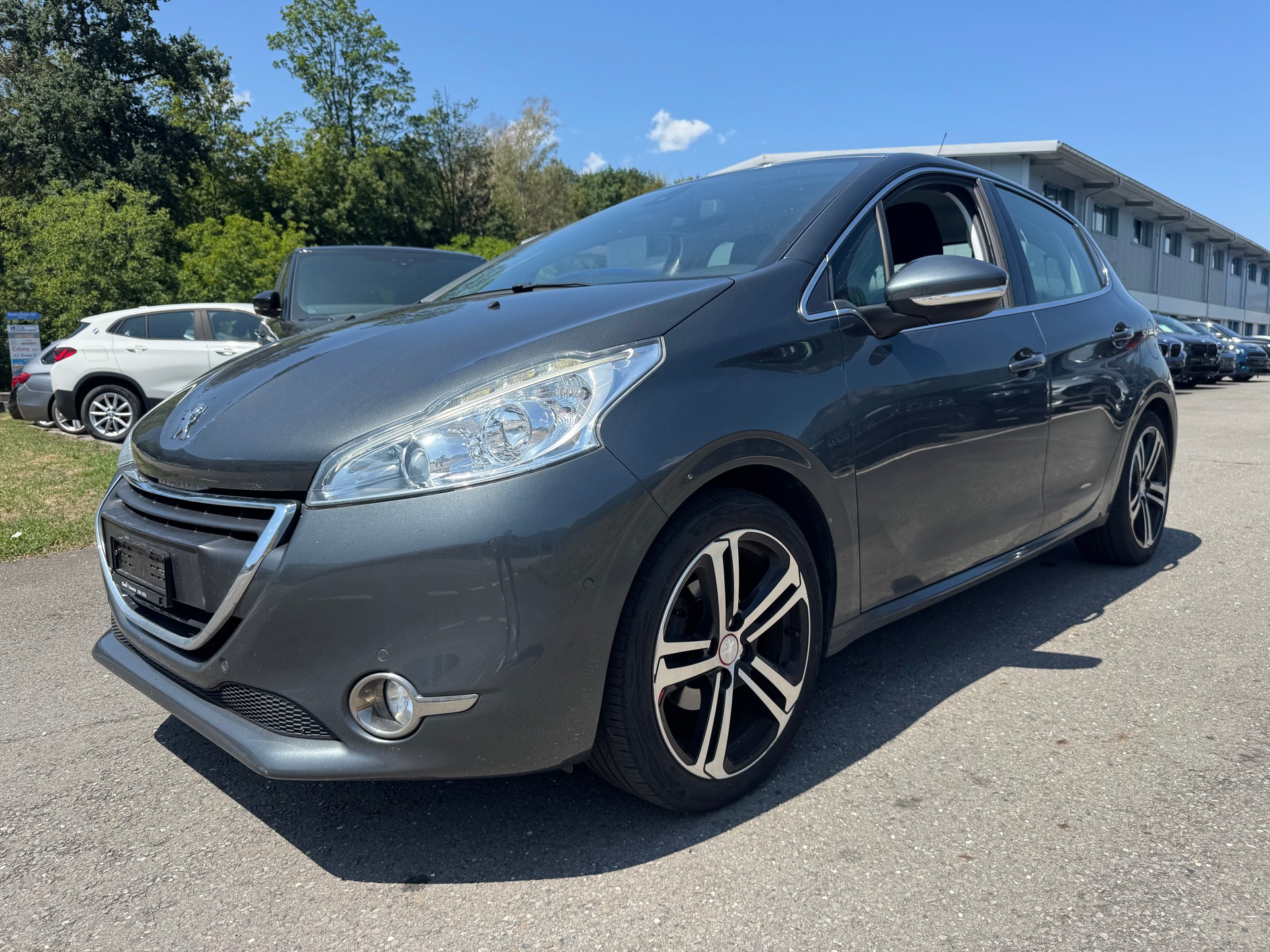 PEUGEOT 208 1.2 THP Allure-image-0