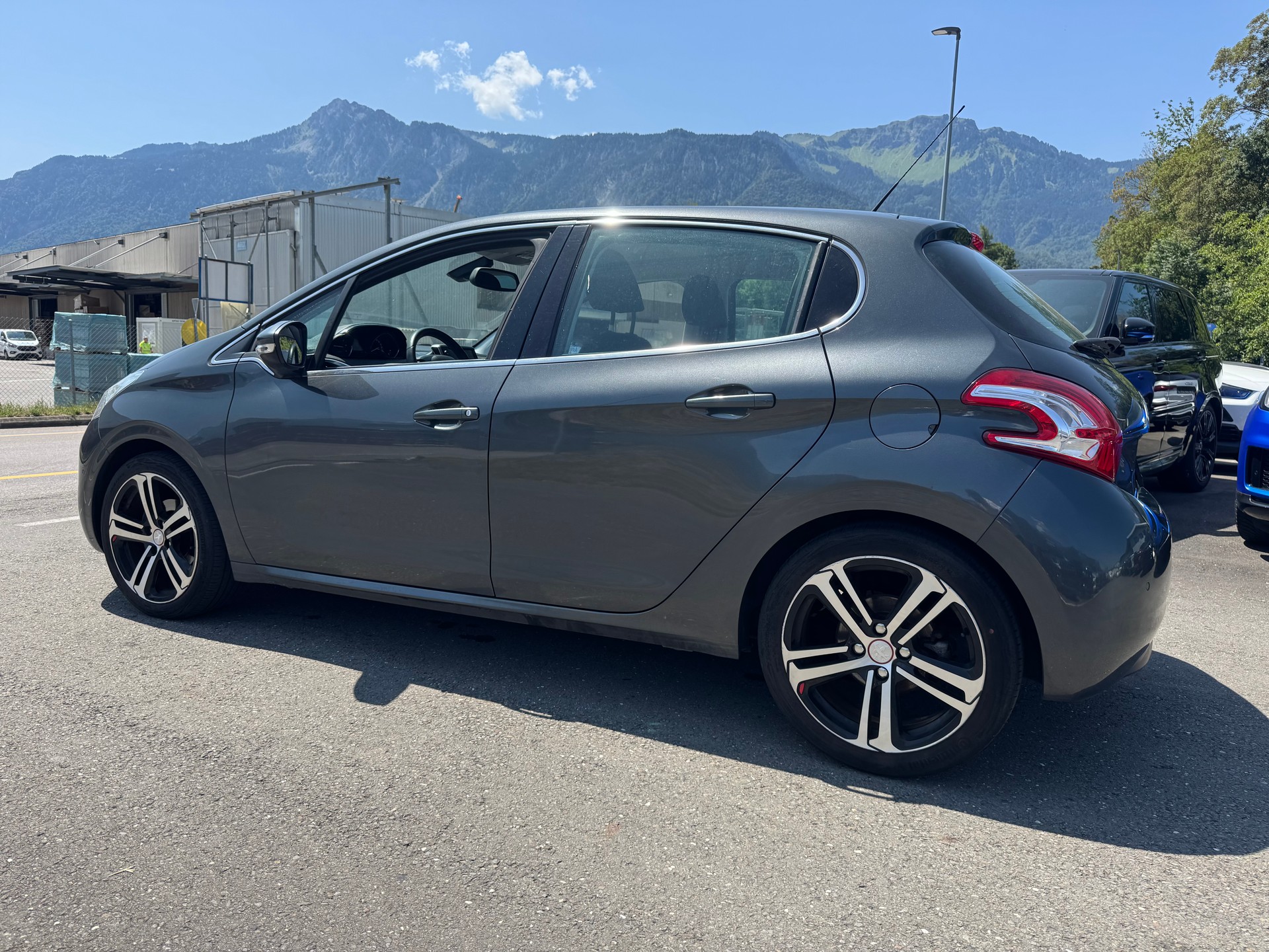 PEUGEOT 208 1.2 THP Allure-image-8