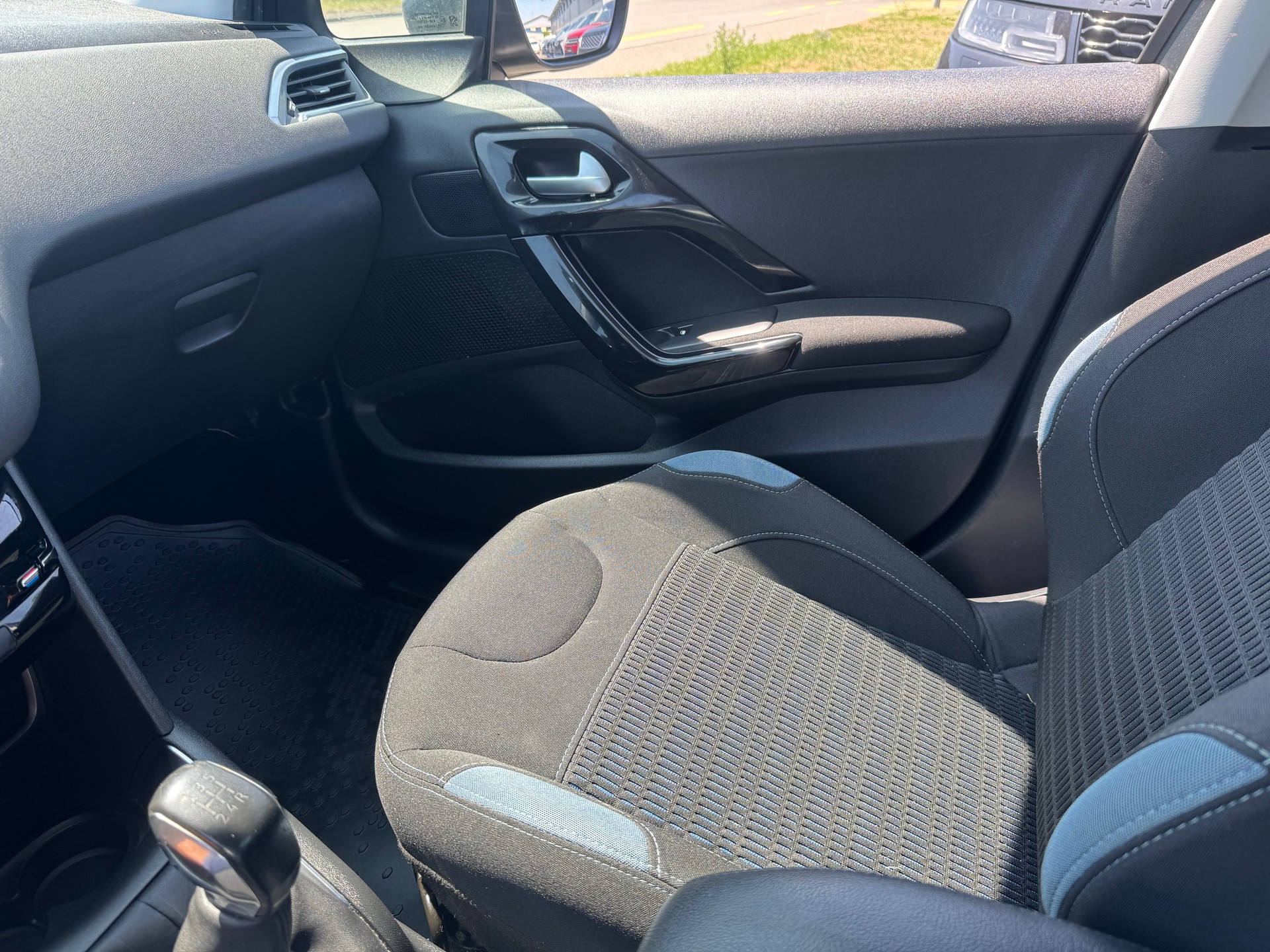 PEUGEOT 208 1.2 THP Allure-image-23