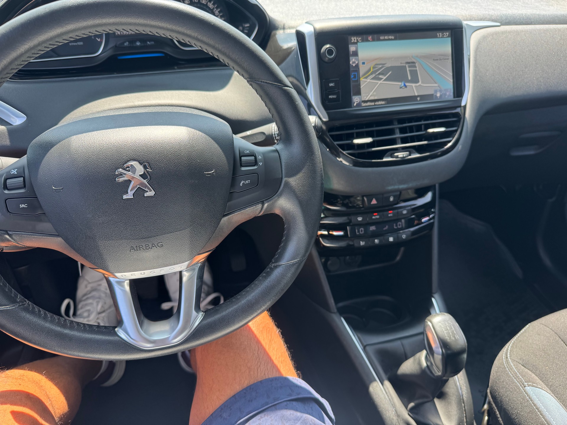 PEUGEOT 208 1.2 THP Allure-image-24