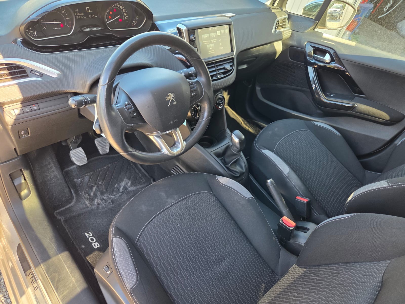 PEUGEOT 208 1.2 PureTech Style-image-10