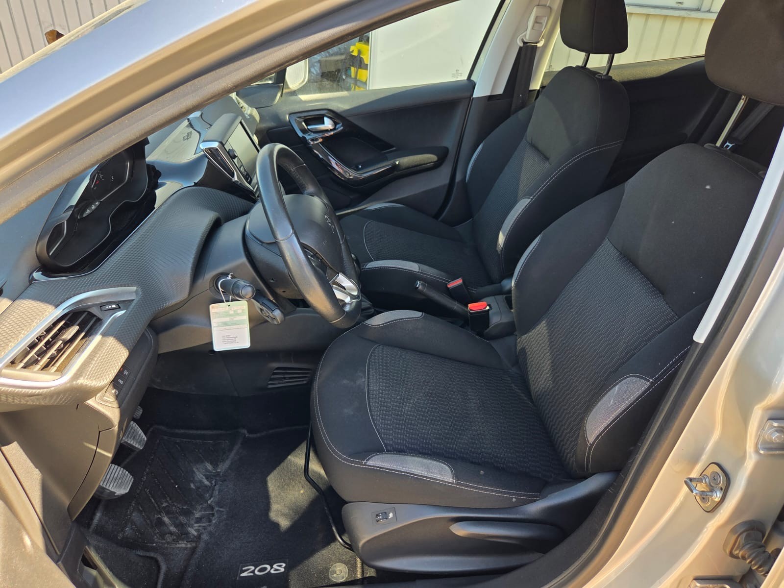 PEUGEOT 208 1.2 PureTech Style-image-11