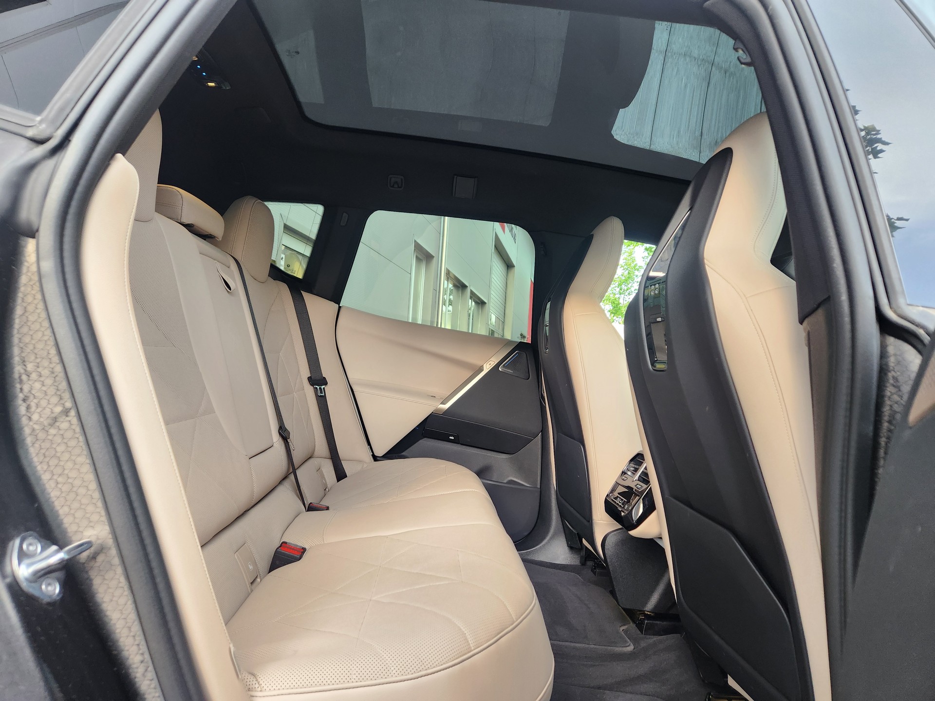 BMW iX xDrive40 // VOLLAUSSTATTUNG- MASSAGE SITZE- GLASDACH- LASER LICHT- 360°KAMERA - SOFT CLOSE -EL.AHK -GARANTIE BIS 04.2030-image-8