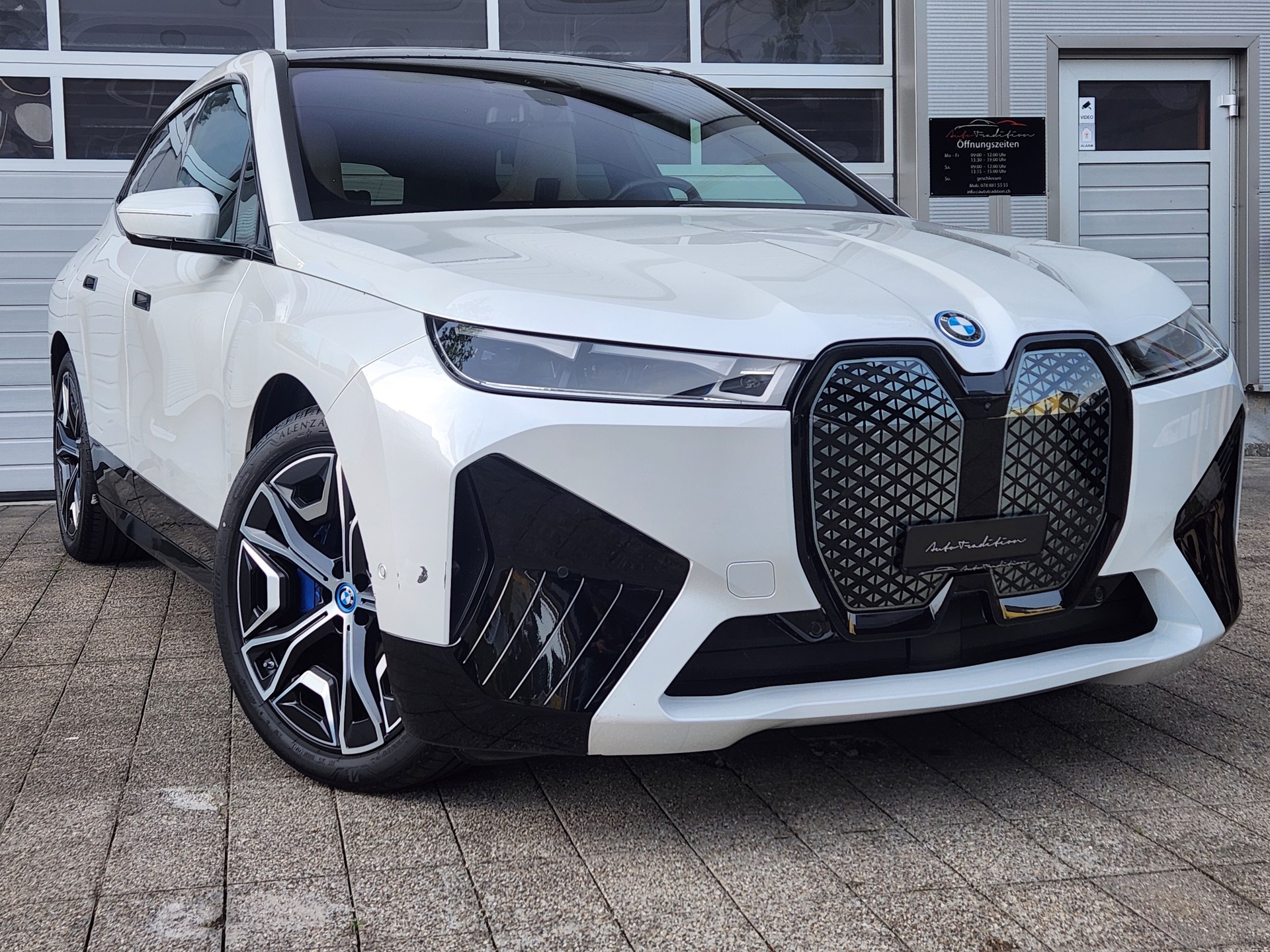 BMW iX xDrive40 // VOLLAUSSTATTUNG- MASSAGE SITZE- GLASDACH- LASER LICHT- 360°KAMERA - SOFT CLOSE -EL.AHK -GARANTIE BIS 04.2030-showroom-element-1