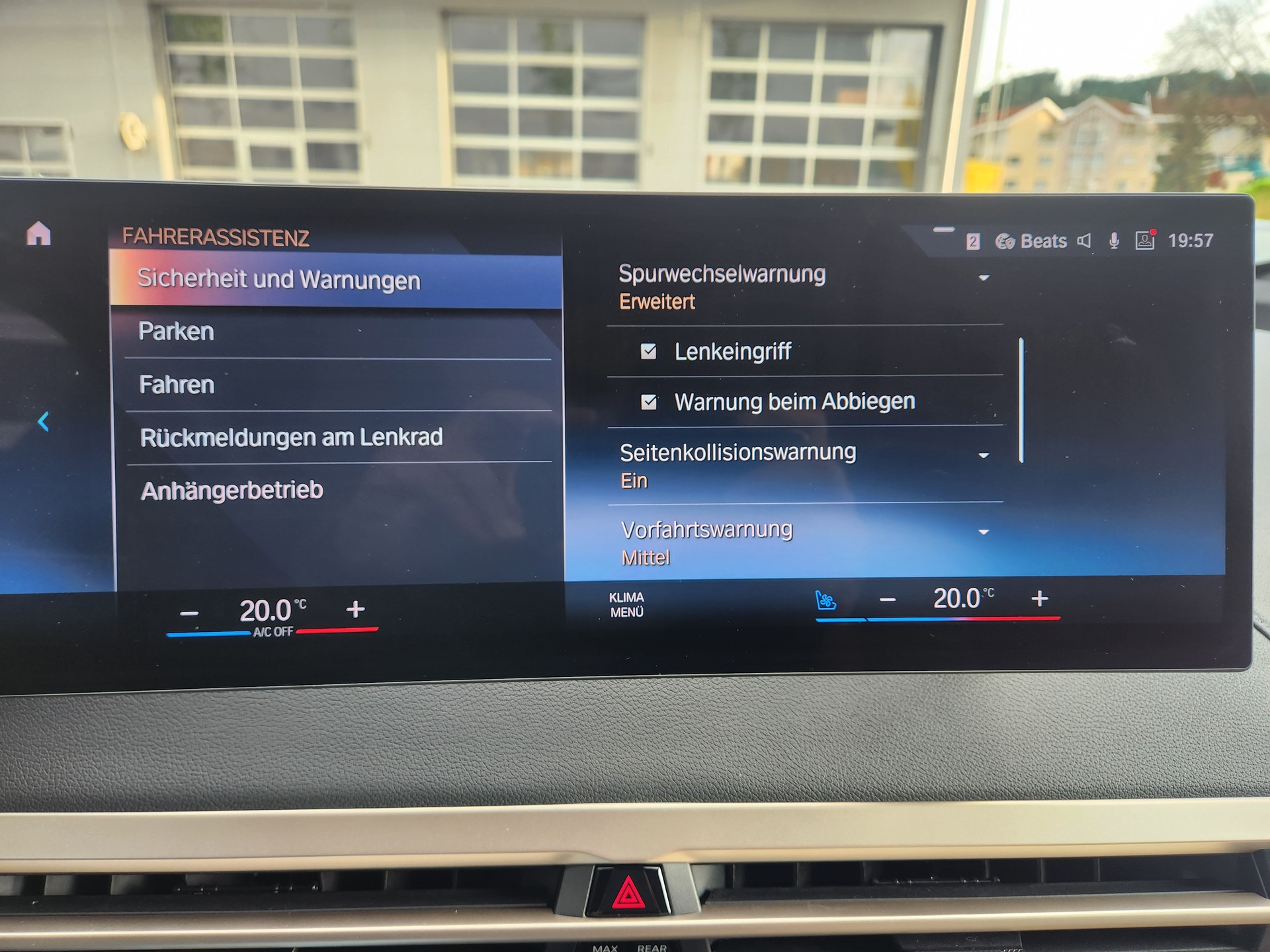 BMW iX xDrive40 // VOLLAUSSTATTUNG- MASSAGE SITZE- GLASDACH- LASER LICHT- 360°KAMERA - SOFT CLOSE -EL.AHK -GARANTIE BIS 04.2030-image-17