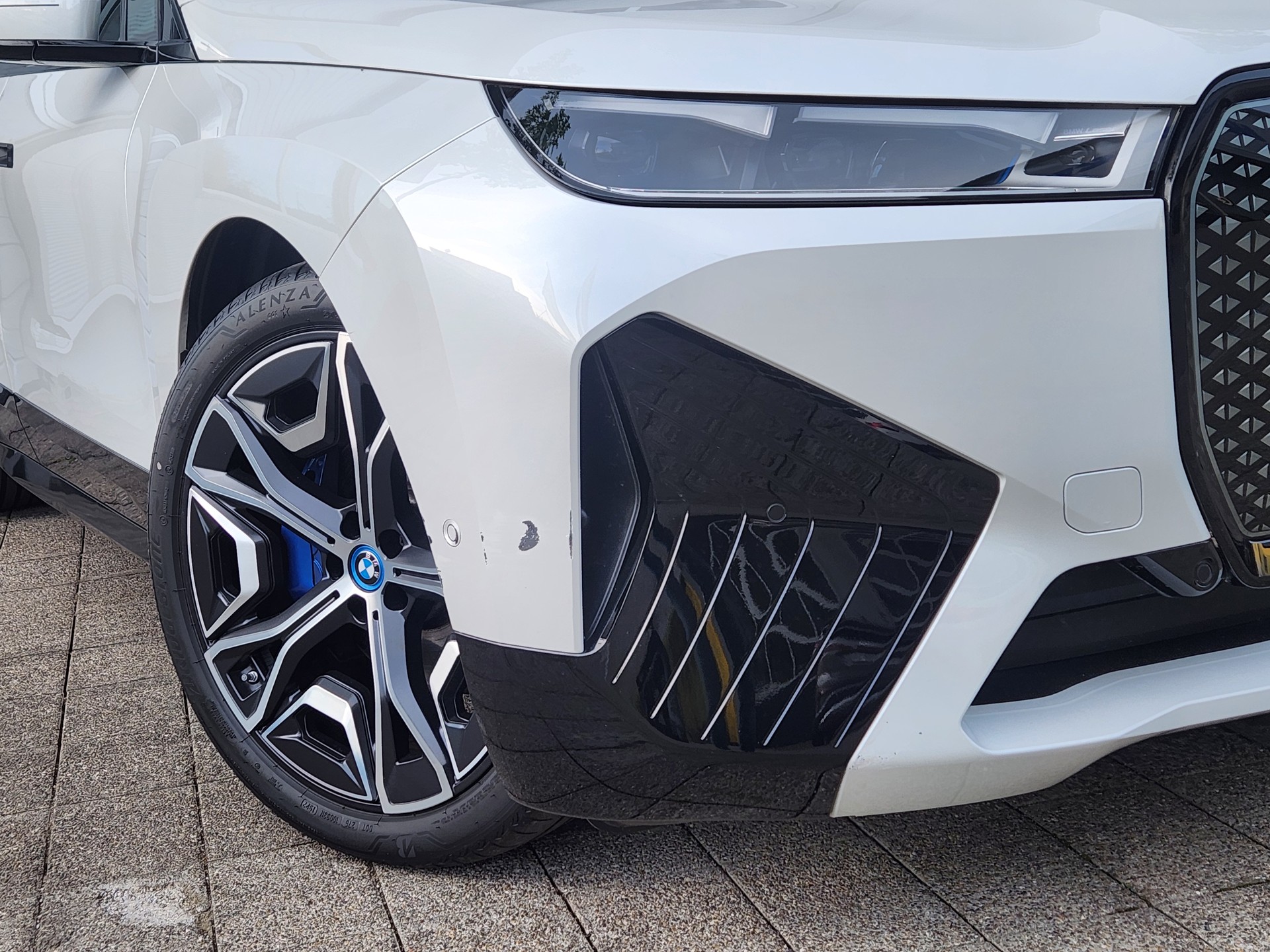 BMW iX xDrive40 // VOLLAUSSTATTUNG- MASSAGE SITZE- GLASDACH- LASER LICHT- 360°KAMERA - SOFT CLOSE -EL.AHK -GARANTIE BIS 04.2030-showroom-element-3