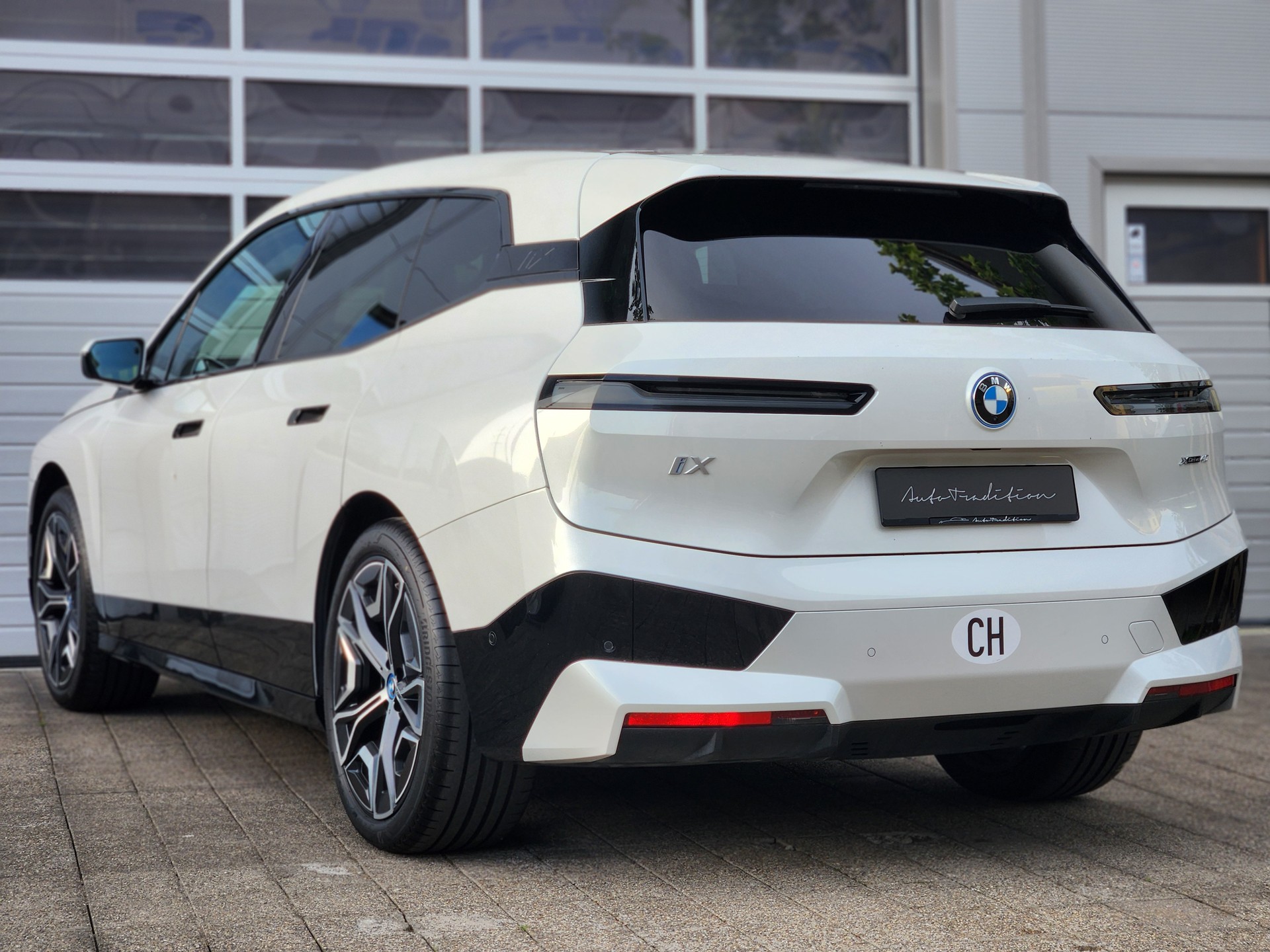 BMW iX xDrive40 // VOLLAUSSTATTUNG- MASSAGE SITZE- GLASDACH- LASER LICHT- 360°KAMERA - SOFT CLOSE -EL.AHK -GARANTIE BIS 04.2030-showroom-element-2