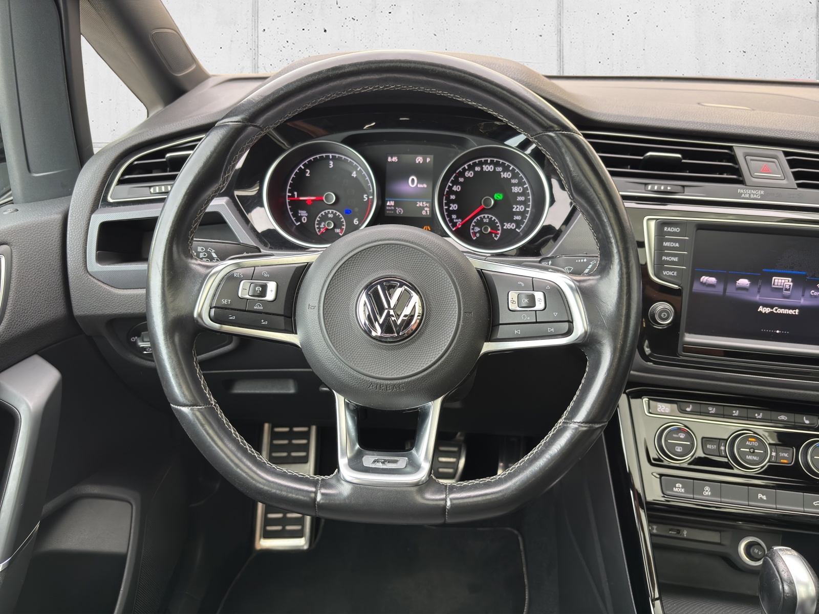 VW Touran 2.0 TDI BlueMotion Technology Highline R-Line DSG mit AHK, Panorama-Schiebedach & 7 Sitzplätzen-image-13