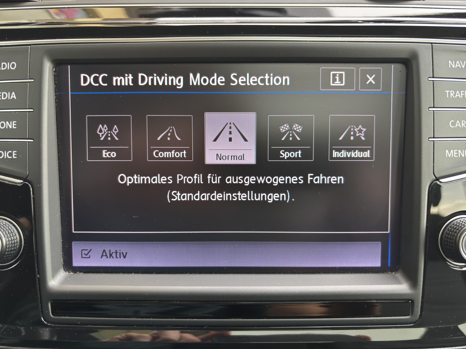 VW Touran 2.0 TDI BlueMotion Technology Highline R-Line DSG mit AHK, Panorama-Schiebedach & 7 Sitzplätzen-image-24