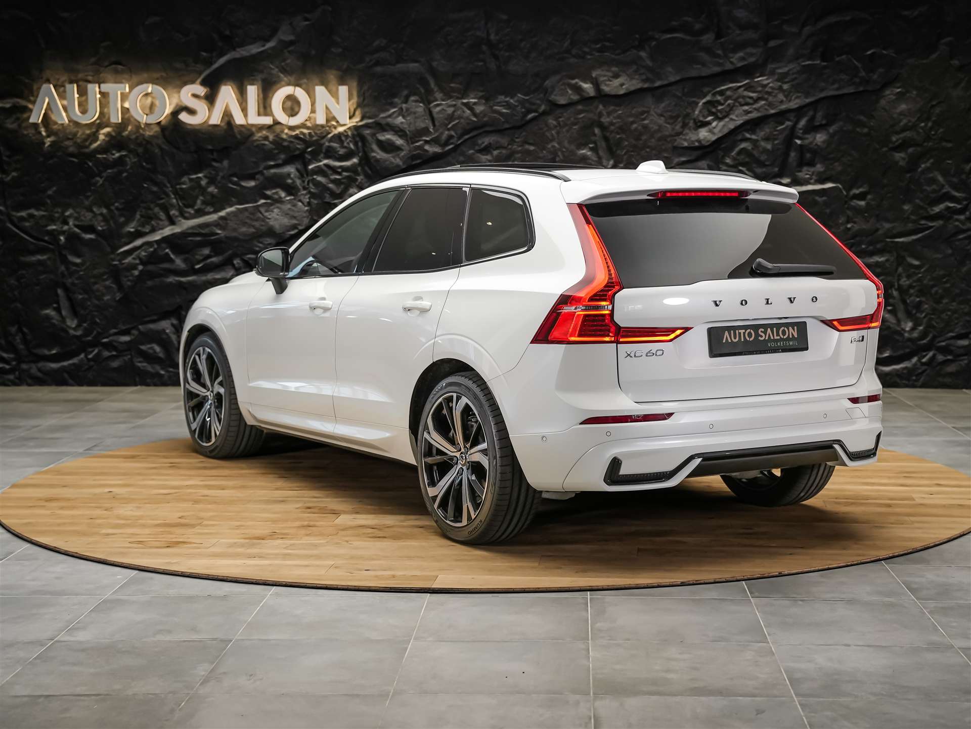 VOLVO XC60 B4 Diesel Mild Hybrid AWD Ultimate Dark Geartronic *Panorama*Head-Up*Standheizung*-image-2
