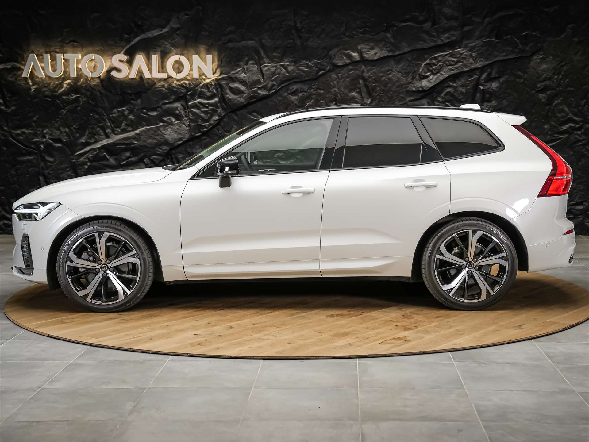 VOLVO XC60 B4 Diesel Mild Hybrid AWD Ultimate Dark Geartronic *Panorama*Head-Up*Standheizung*-image-1